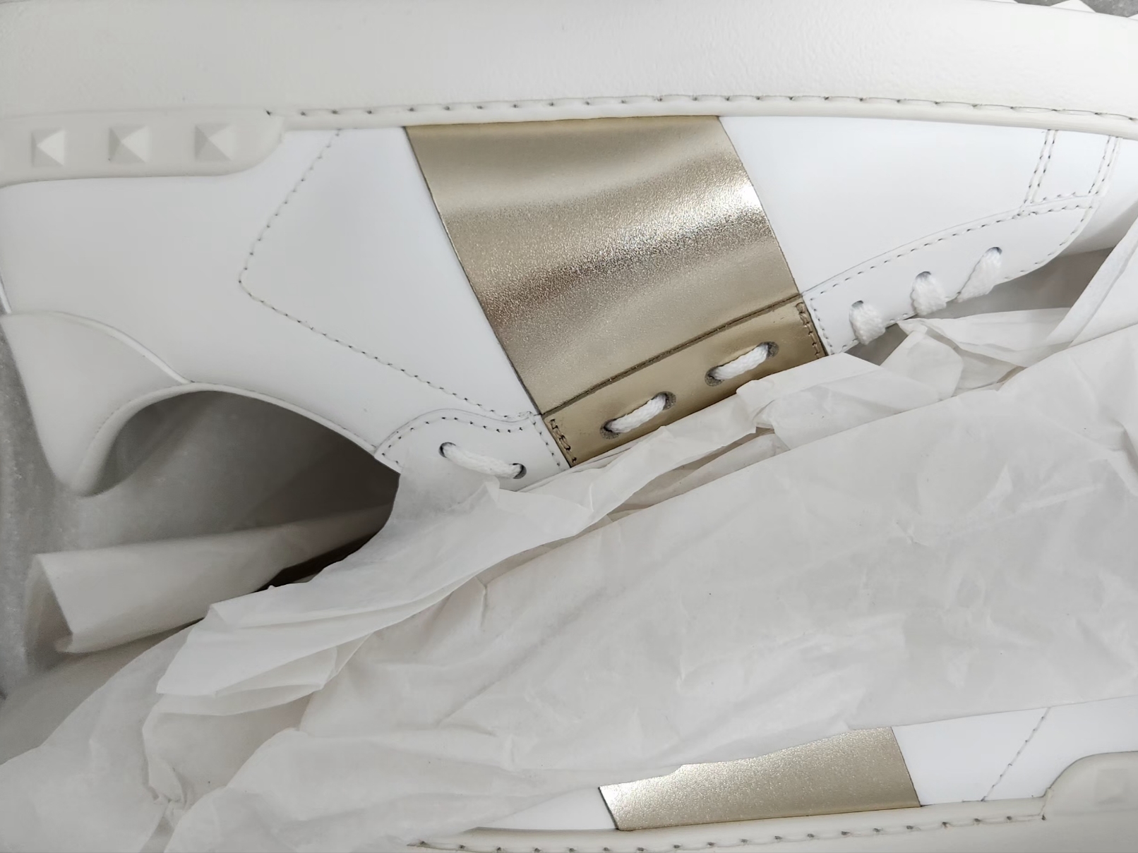 Valentino Open Sneakers With Metallic Band White Platinum 착용 스타일