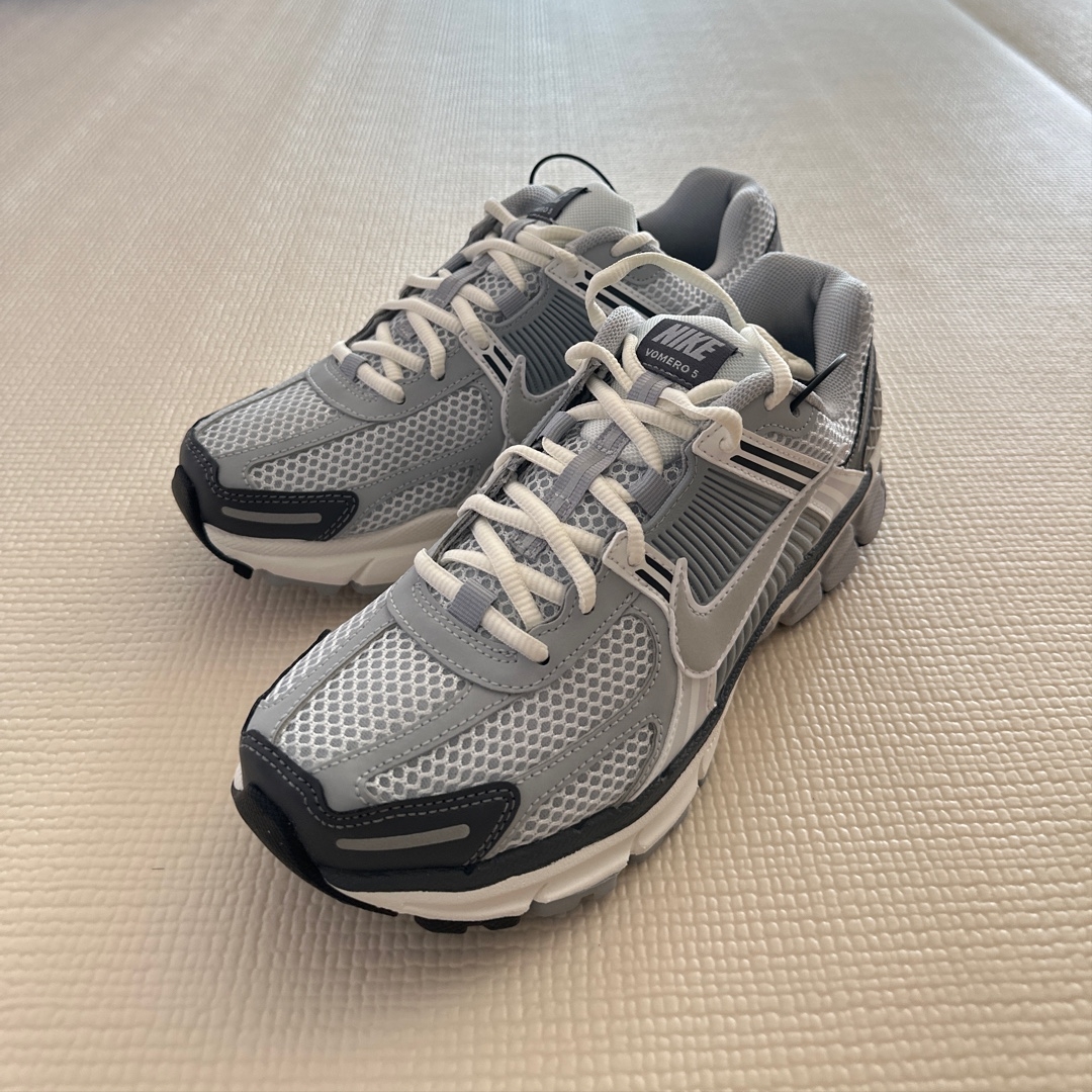 (W) Nike Zoom Vomero 5 Pure Platinum Metallic Silver 착용 스타일