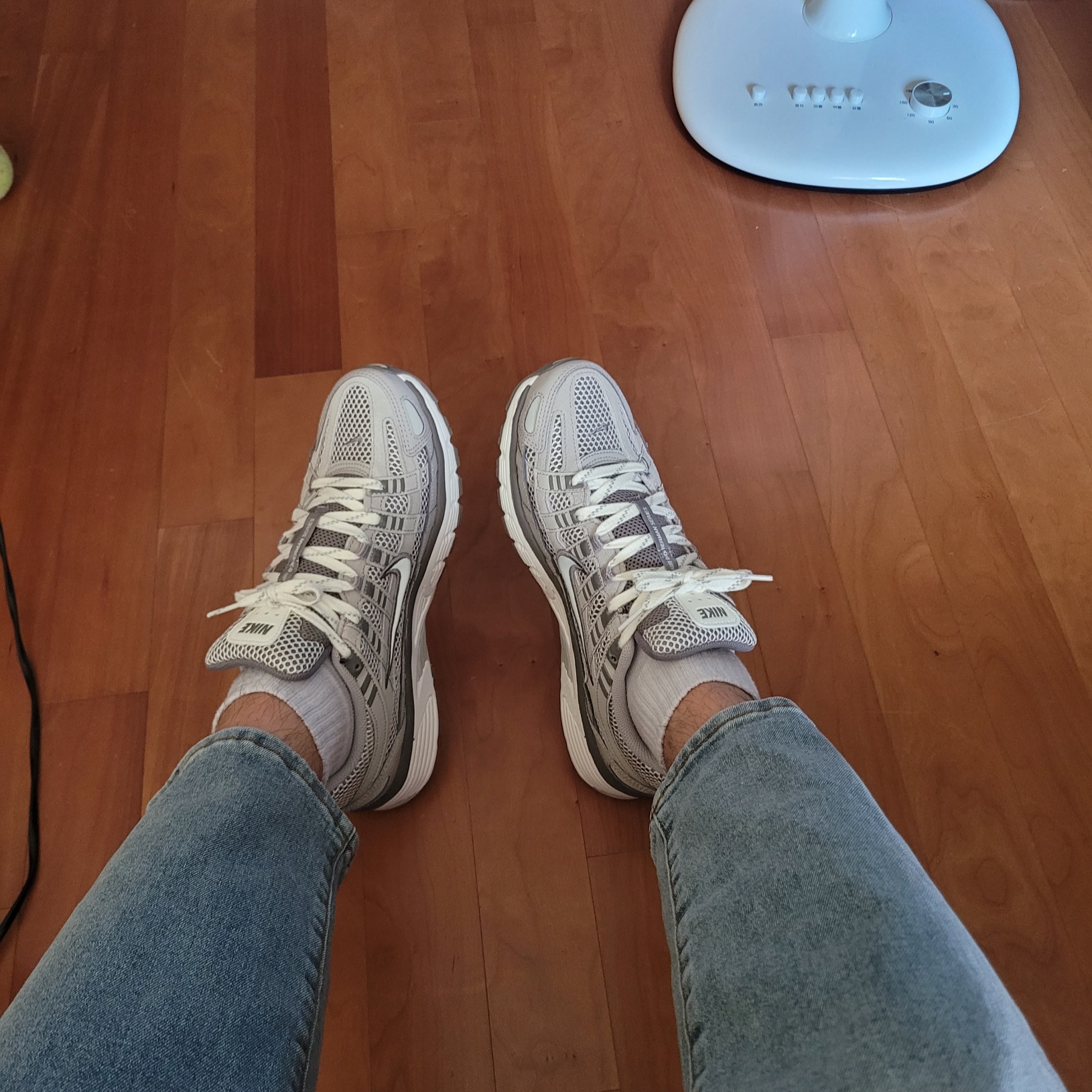 Nike P-6000 PRM Light Iron Ore 착용 스타일 - 1