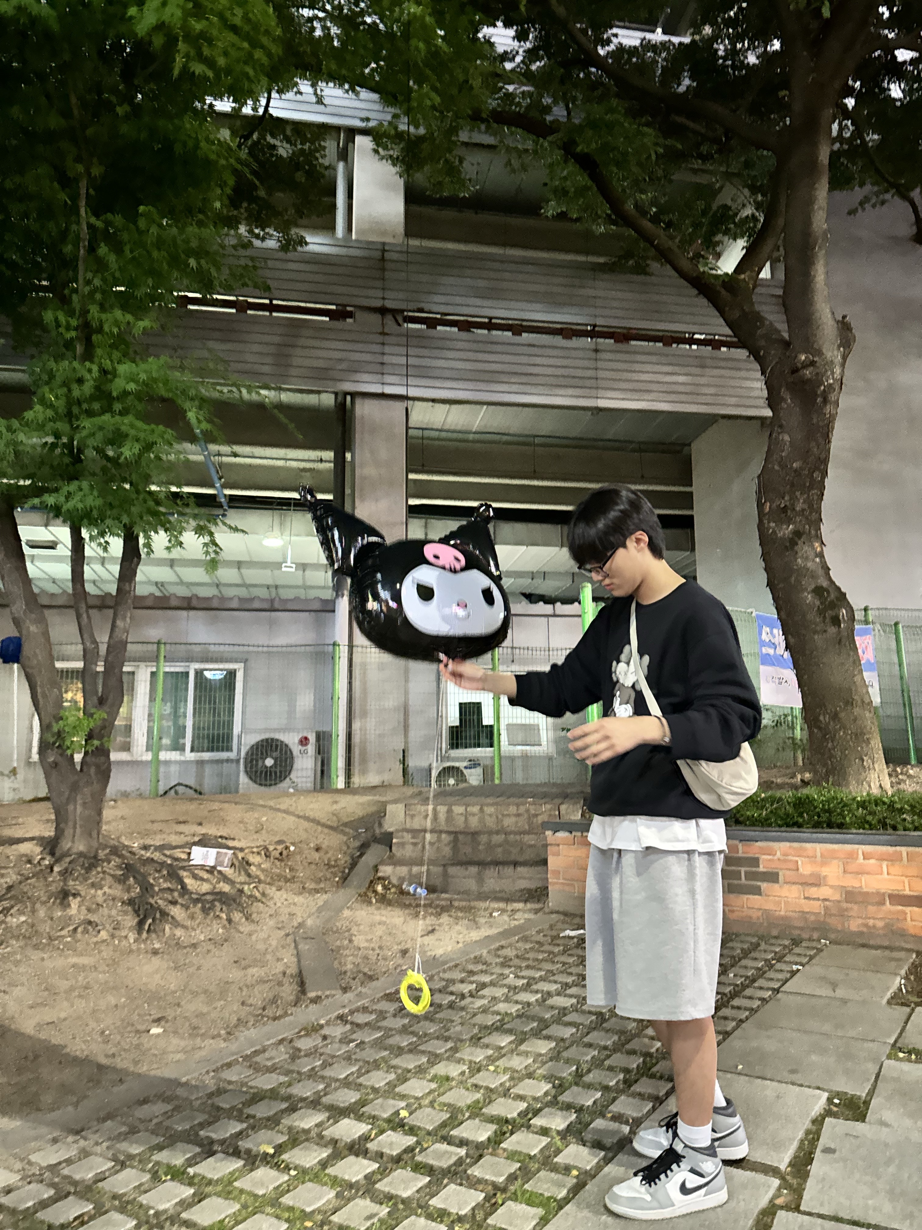Jordan 1 Mid Light Smoke Grey Anthracite, Uniqlo UT x Kaws Long Sleeve Sweatshirt Black 착용 스타일 - 2