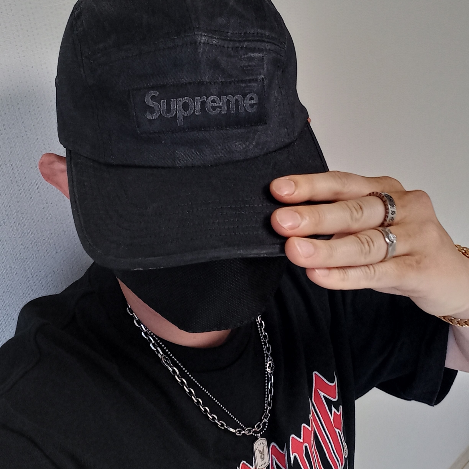 Supreme x MM6 Maison Margiela Painted Camp Cap Black - 24SS, Supreme Old English S/S Top Black - 24SS 착용 스타일 - 1