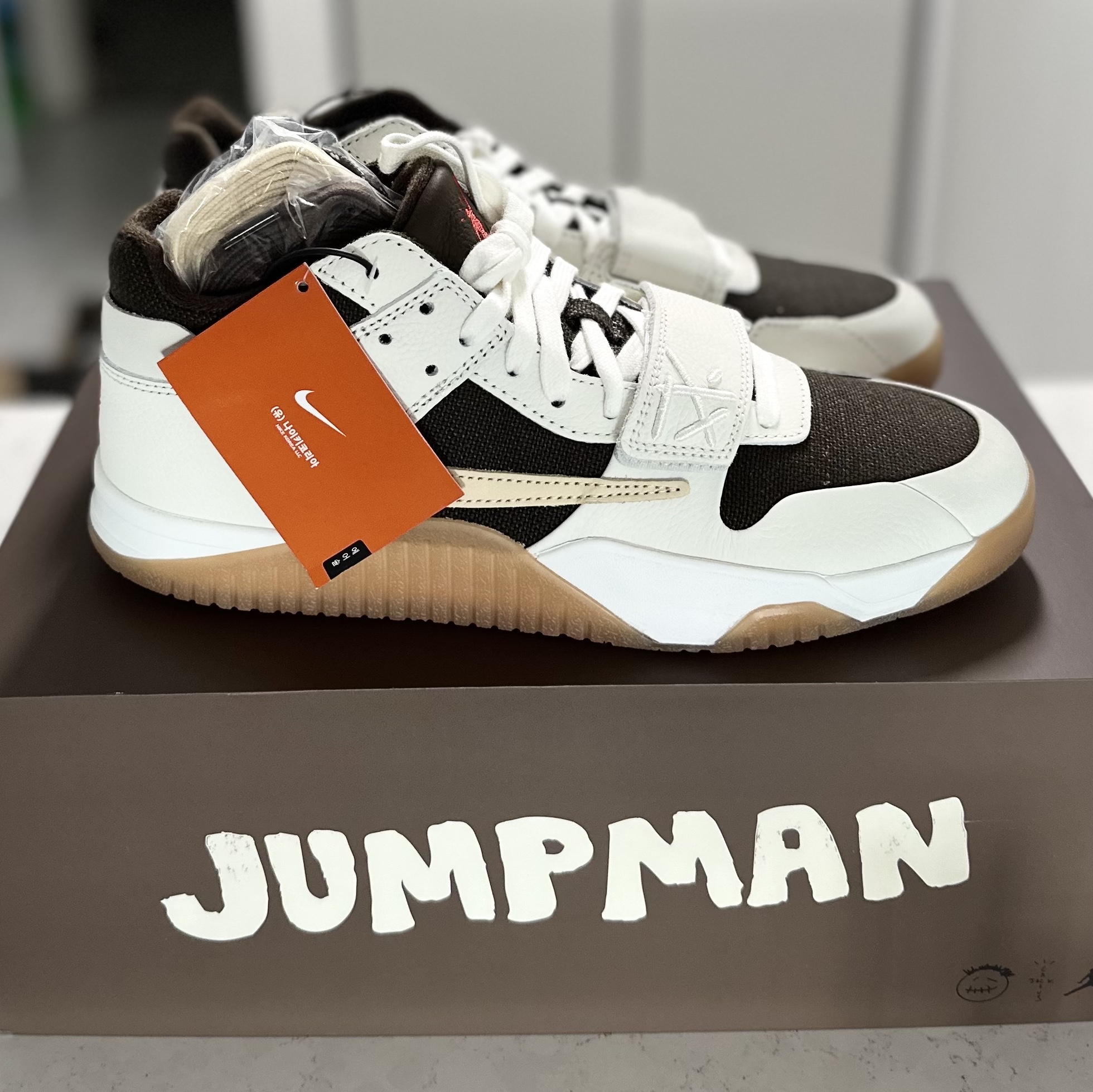 Jordan x Travis Scott Jumpman Jack TR Sail and Dark Mocha 착용 스타일 - 6