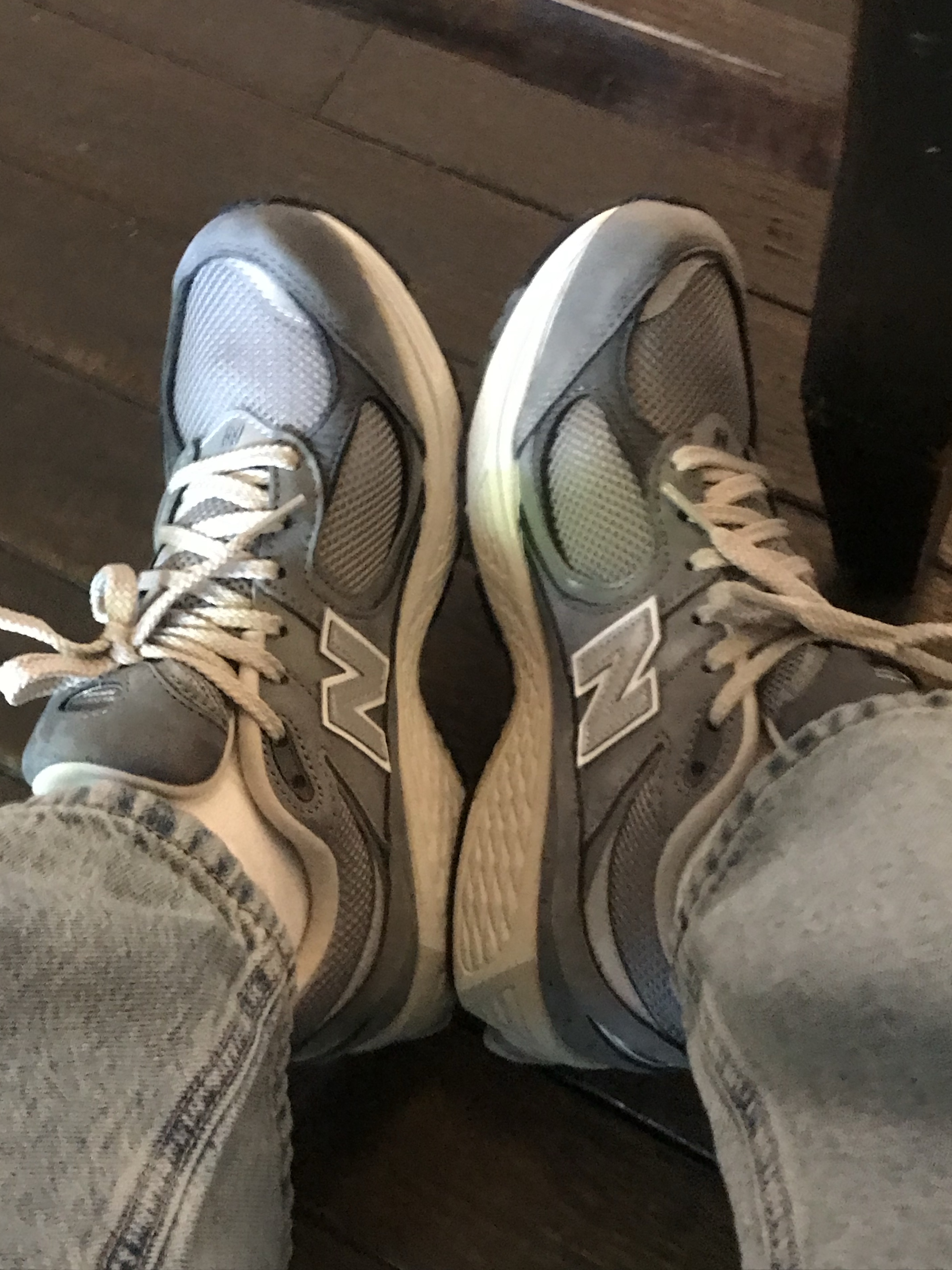 New Balance 2002R Premium Vintage Grey 착용 스타일 - 2
