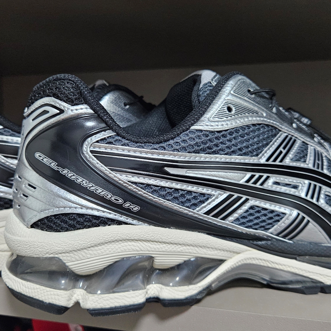 Asics Unlimited Gel-Kayano 14 Carrier Grey Black 착용 스타일