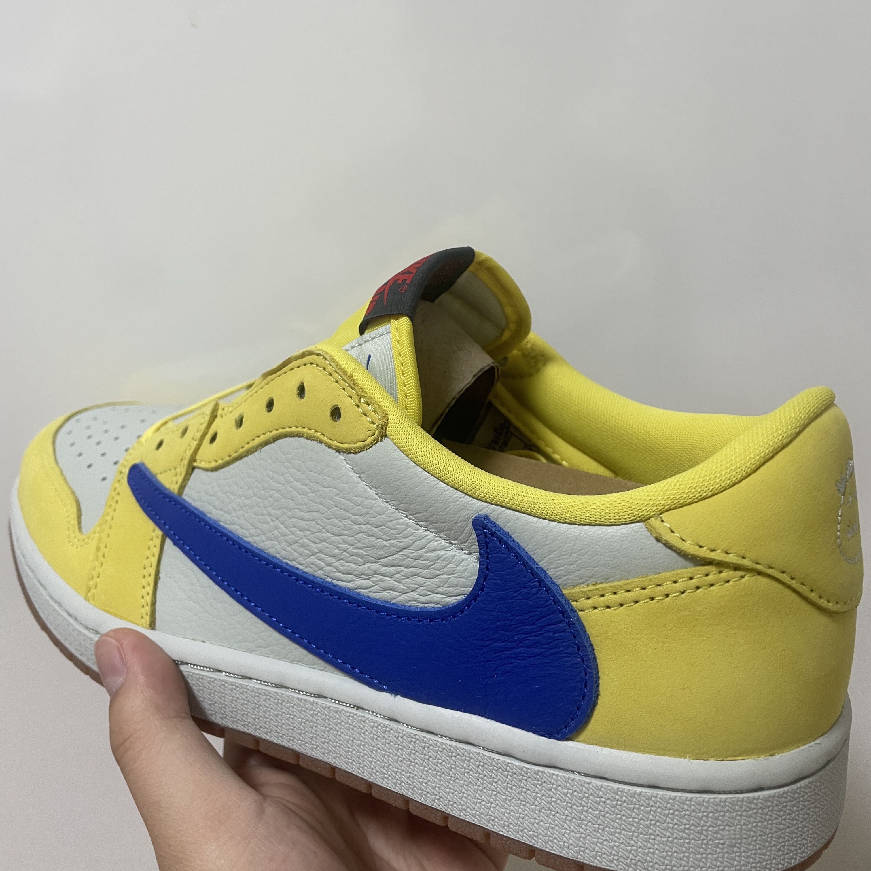 (W) Jordan 1 x Travis Scott Retro Low OG SP Canary 착용 스타일 - 3
