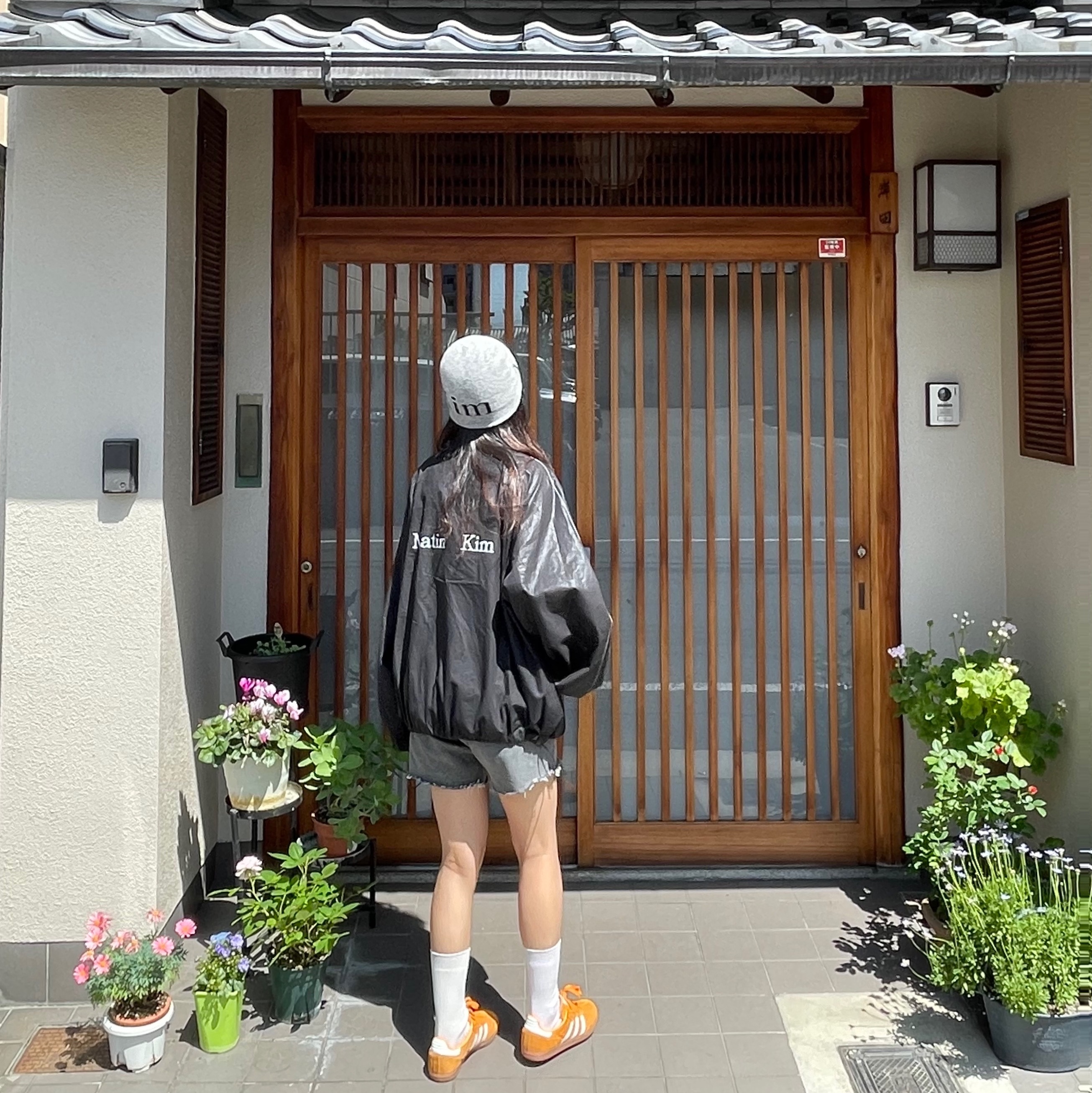 (W) Matin Kim Logo Coating Jumper Black, Matin Kim Logo Jacquard Short Beanie Grey 착용 스타일
