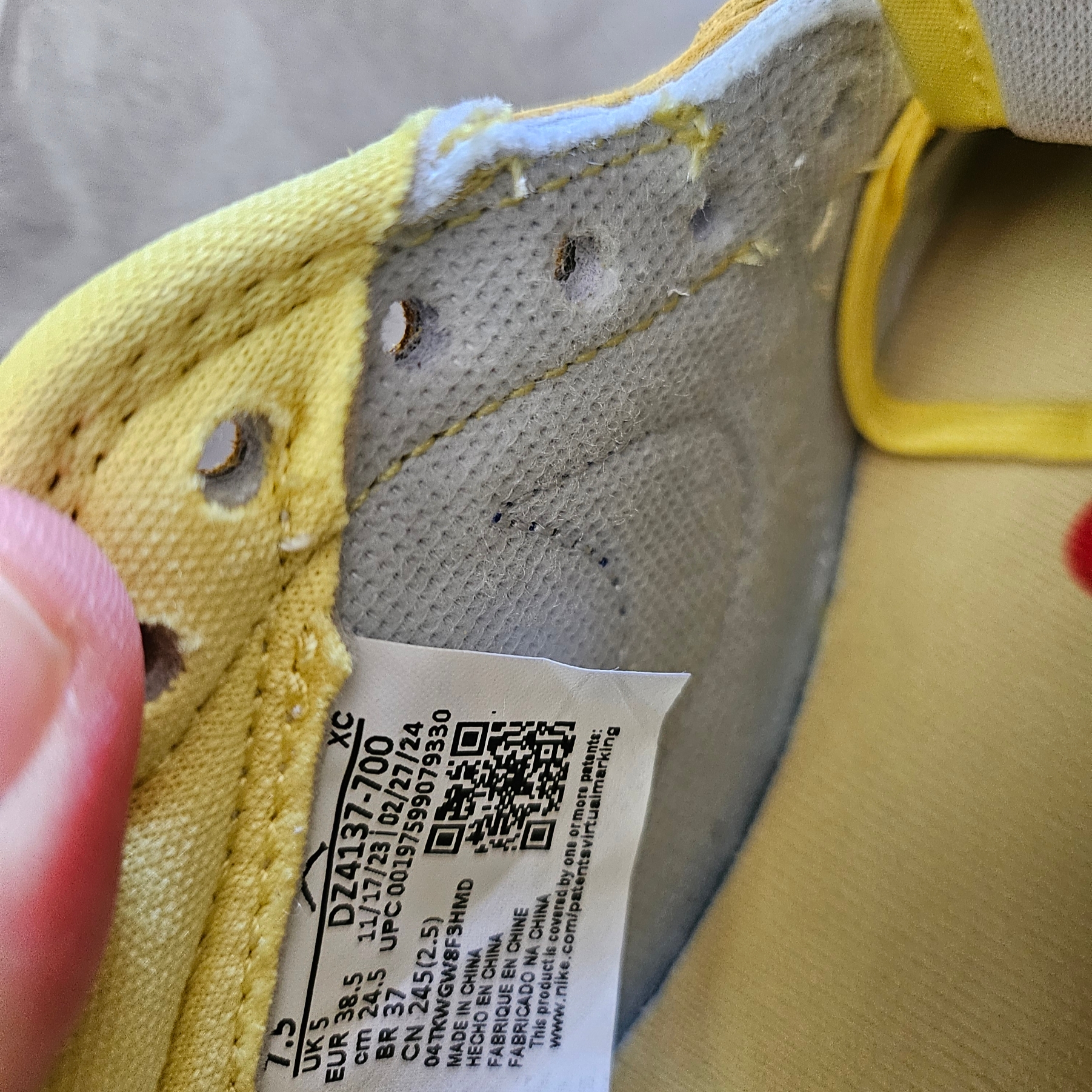 (W) Jordan 1 x Travis Scott Retro Low OG SP Canary 착용 스타일 - 1