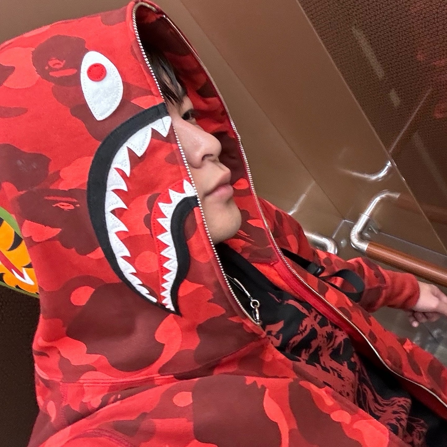 BAPE Color Camo Shark Full Zip Hoodie Red 착용 스타일