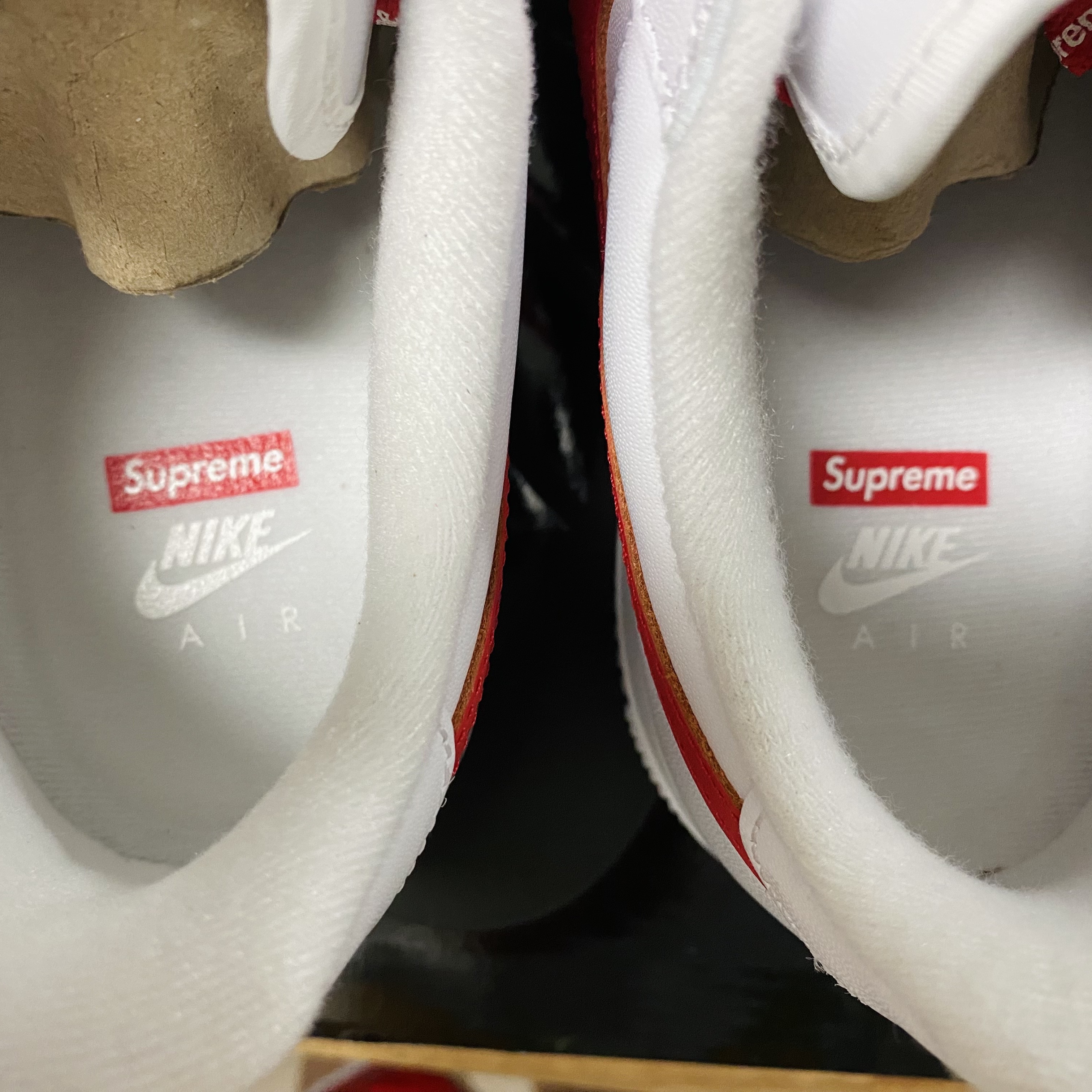 Nike x Supreme Air Force 1 Low White Speed Red - Shanghai Store Exclusive 착용 스타일 - 6
