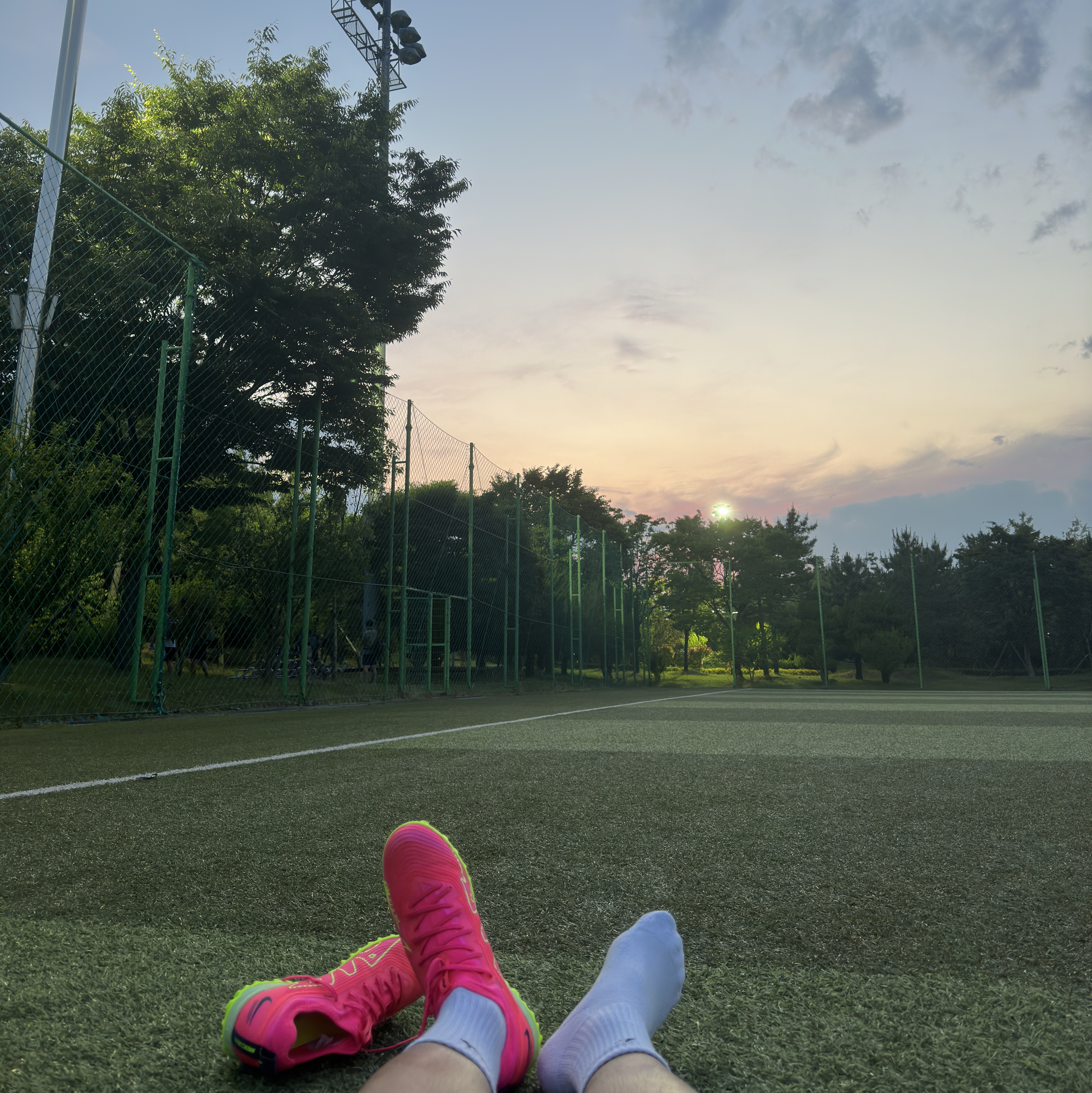 Nike Zoom Mercurial Vapor 15 Pro TF Pink Blast Volt 착용 스타일 - 2
