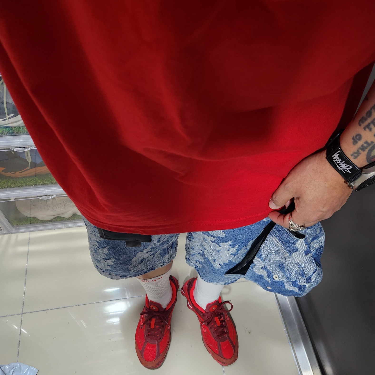 Supreme Box Logo T-Shirt Red - 23FW, Supreme Flames Jacquard Baggy Denim Shorts Washed Indigo - 23SS 착용 스타일 - 1