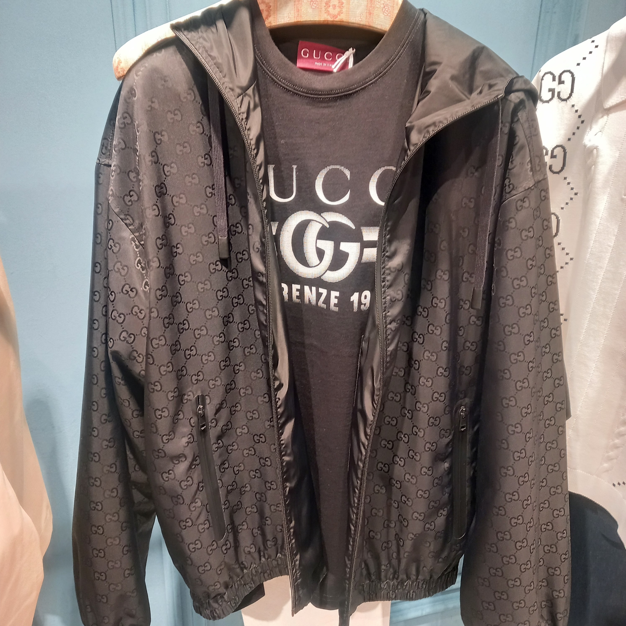 Gucci Silver Necklace With Interlocking G Silver Aged Finish, Celine Medium Messenger Bag in Triomphe Canvas with Celine Print Black 착용 스타일 - 5