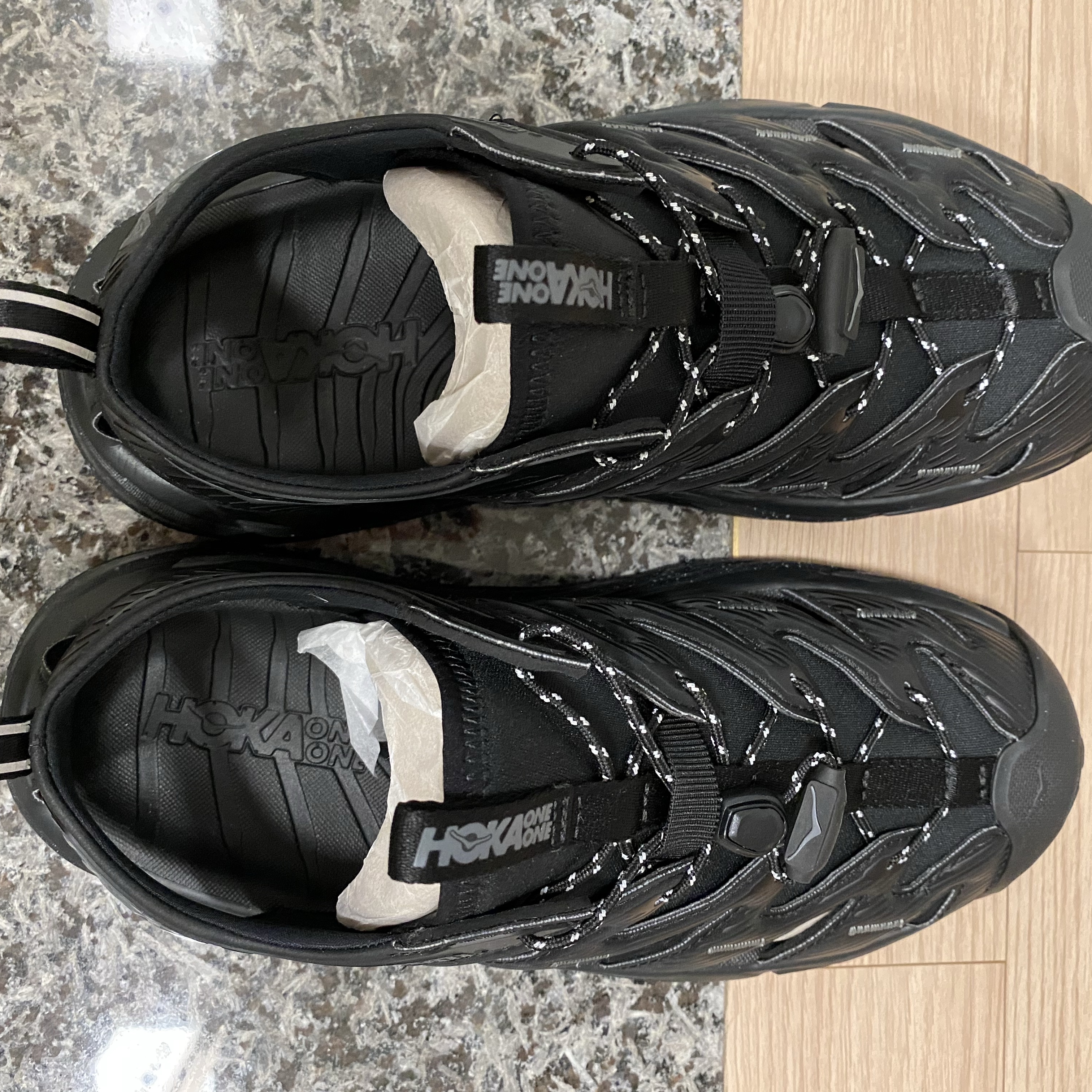 Hoka Hopara Black Castle Rock 착용 스타일