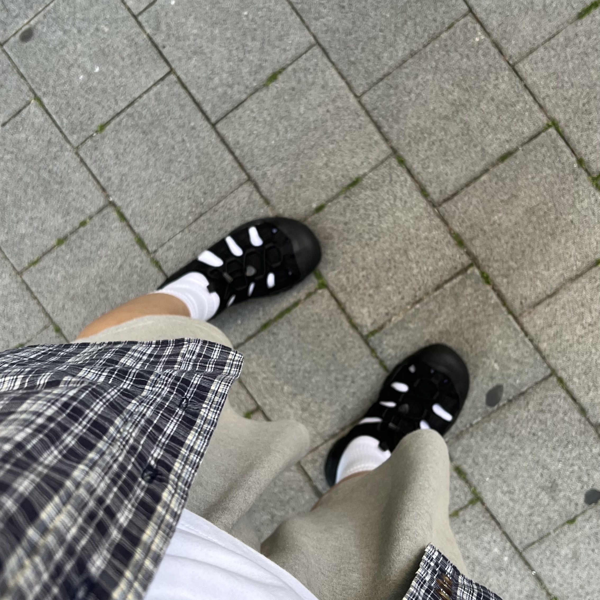 Keen Newport H2 Triple Black 착용 스타일