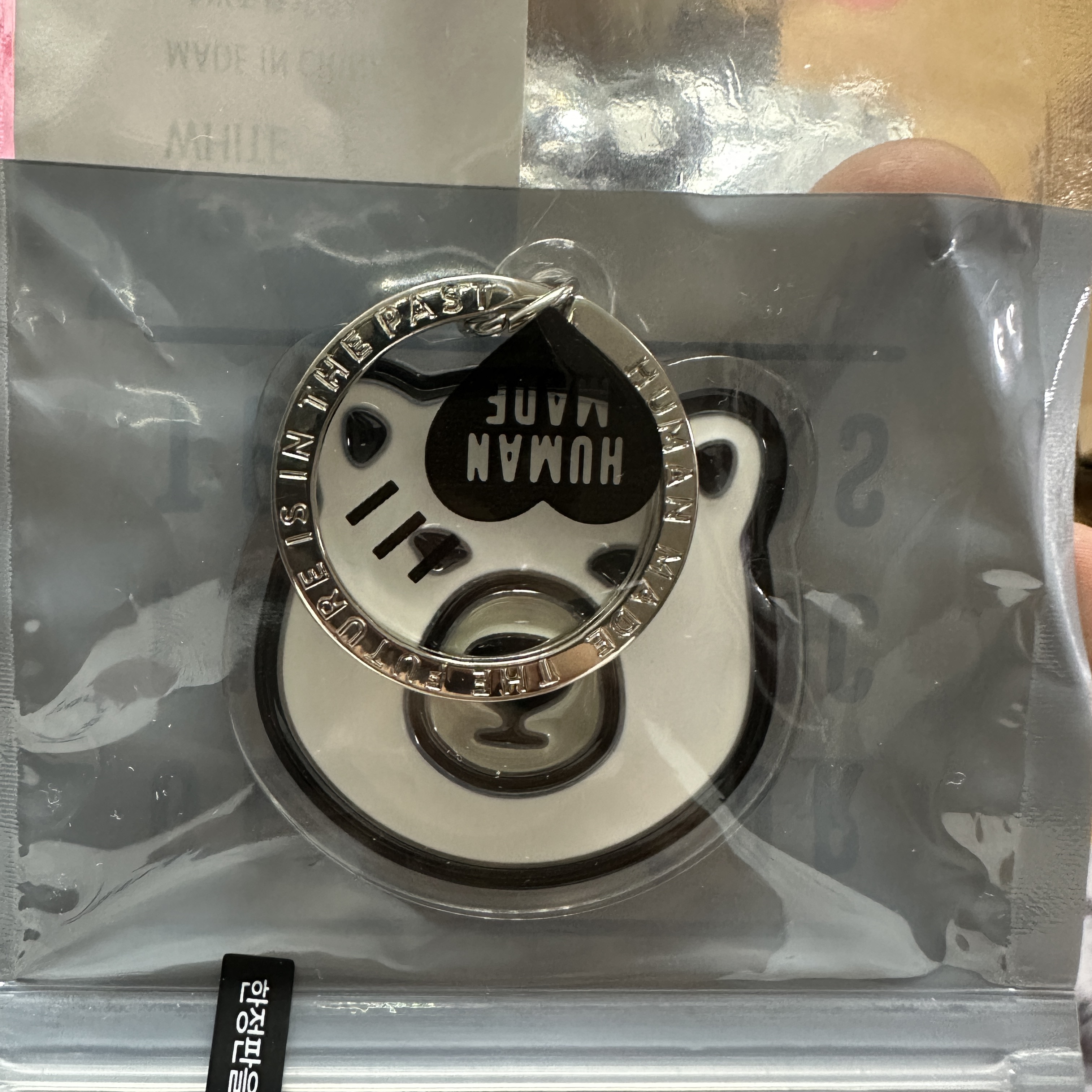 Human Made Acrylic Animal Keyring White 착용 스타일
