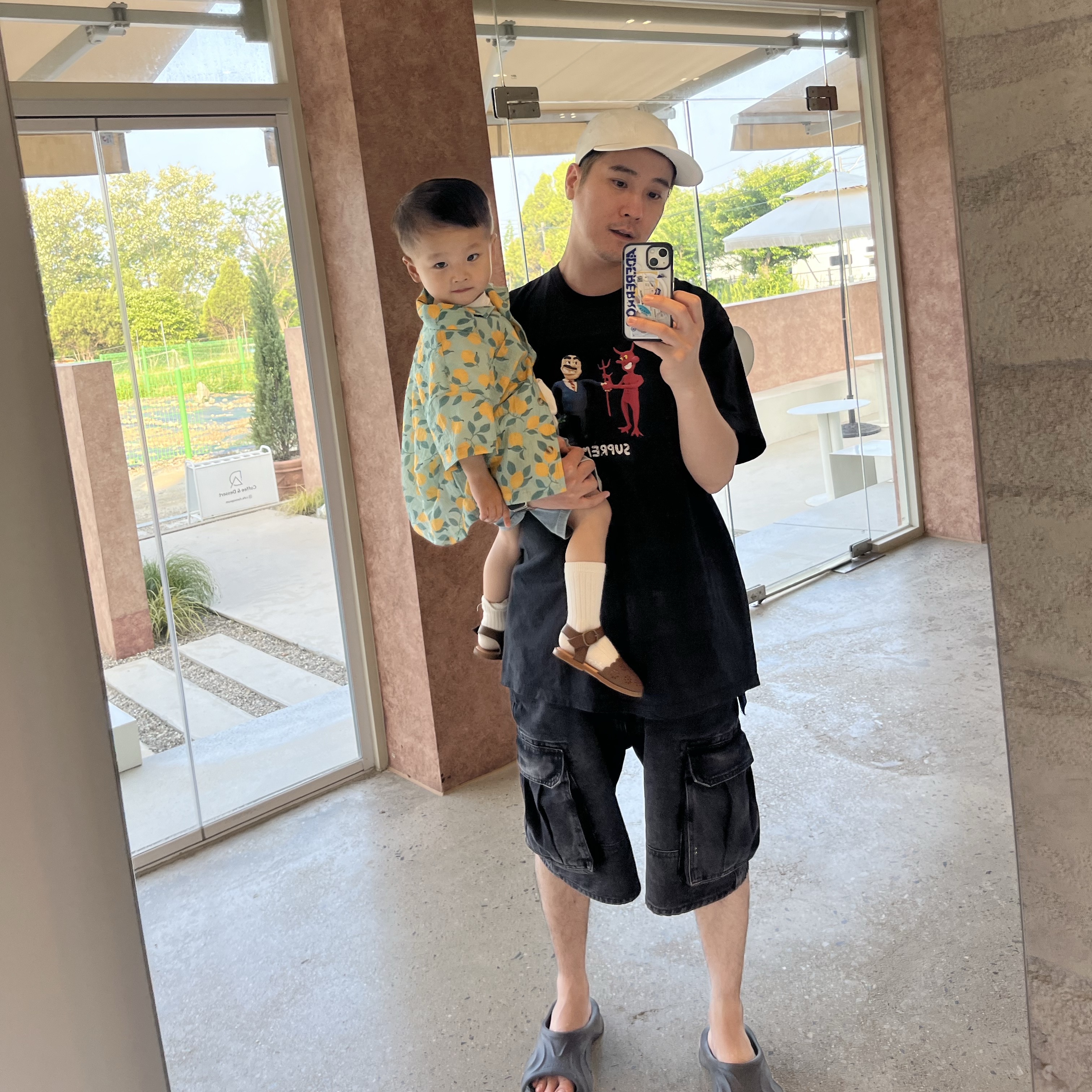 Supreme Business T-Shirt Black - 23SS, Balenciaga Rubber Mold Slide Sandal Black 착용 스타일
