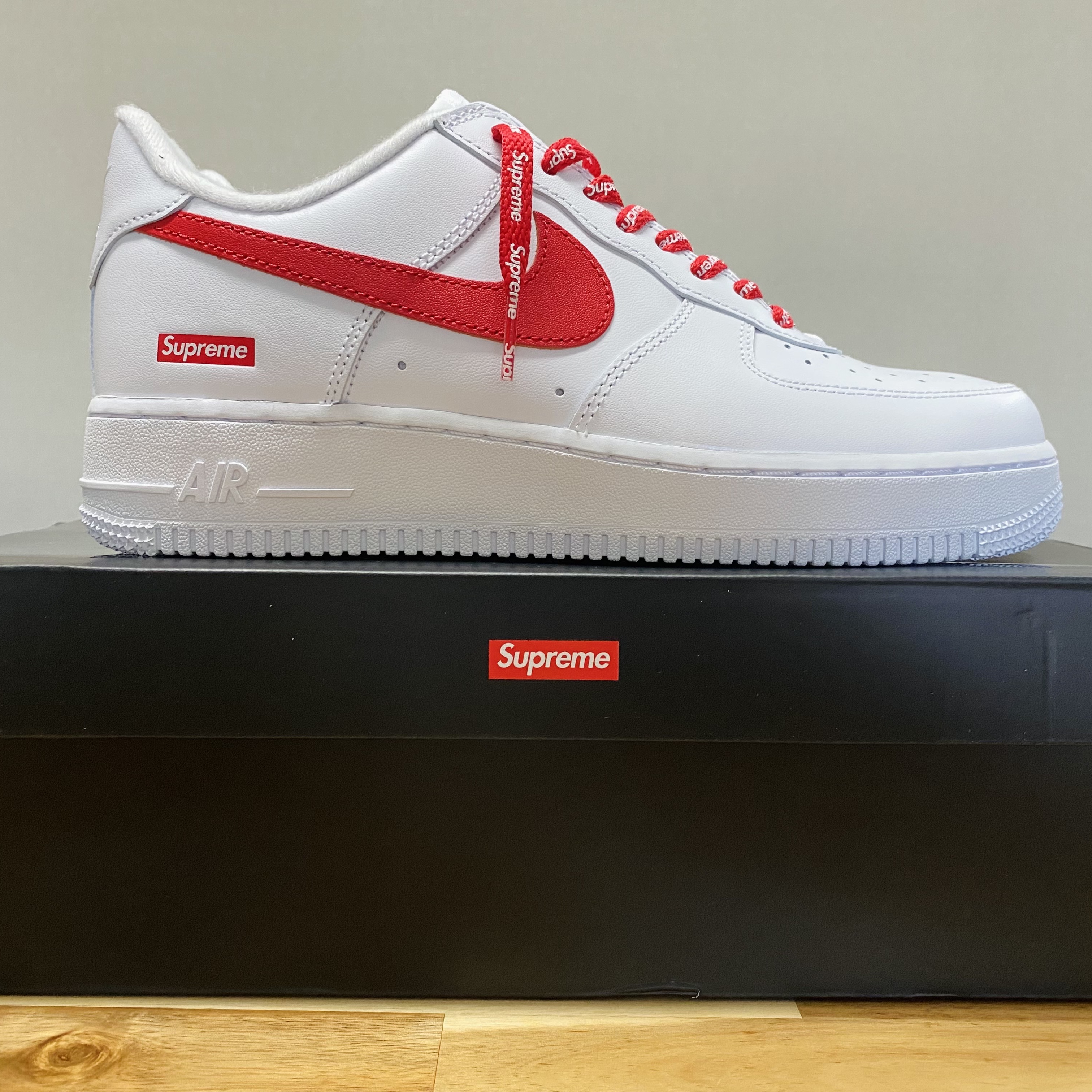 Nike x Supreme Air Force 1 Low White Speed Red - Shanghai Store Exclusive 착용 스타일 - 2