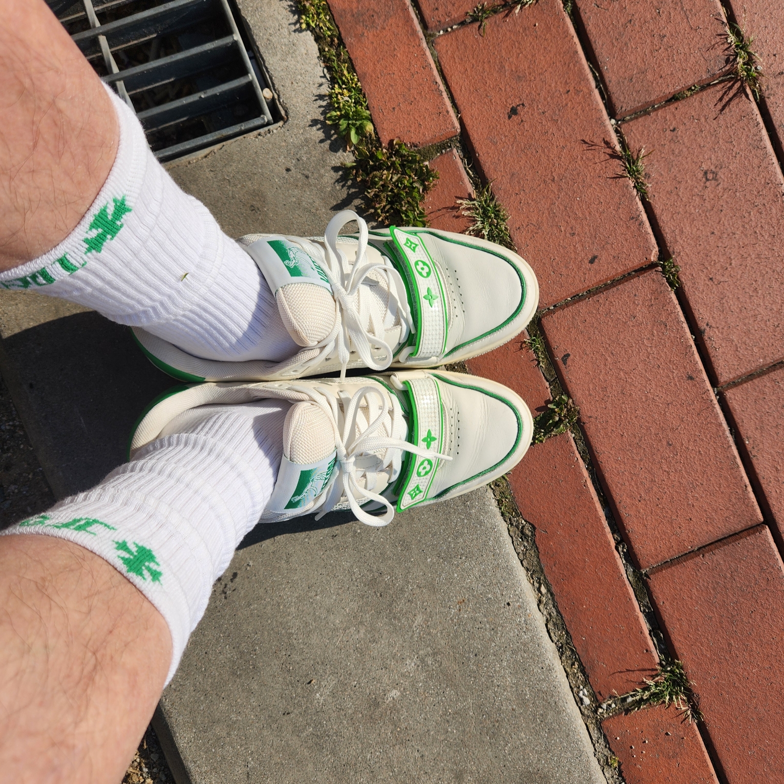Louis Vuitton LV Trainer Sneakers White Green, Louis Vuitton LV Trainer Sneakers Black 착용 스타일 - 3