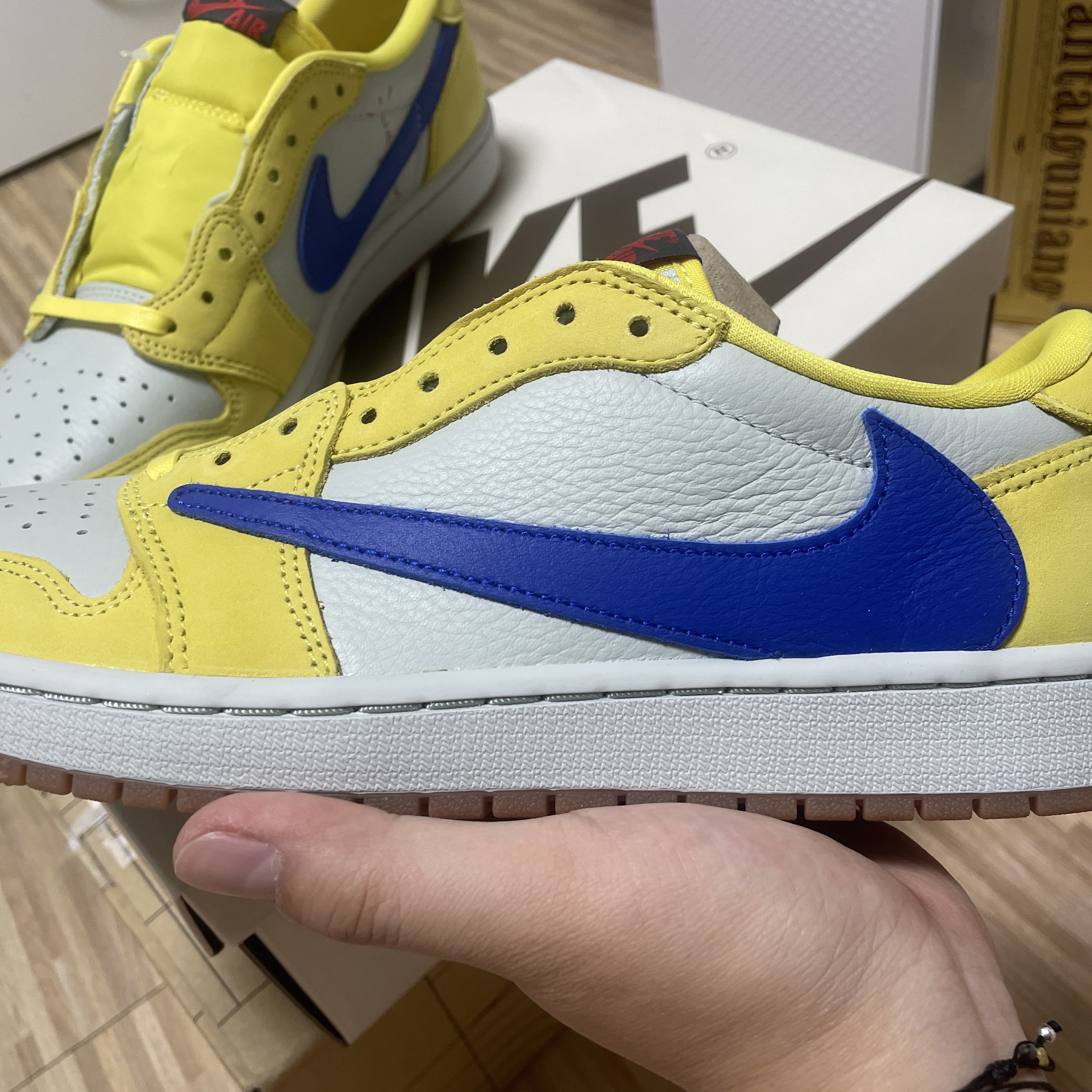 (W) Jordan 1 x Travis Scott Retro Low OG SP Canary 착용 스타일 - 1