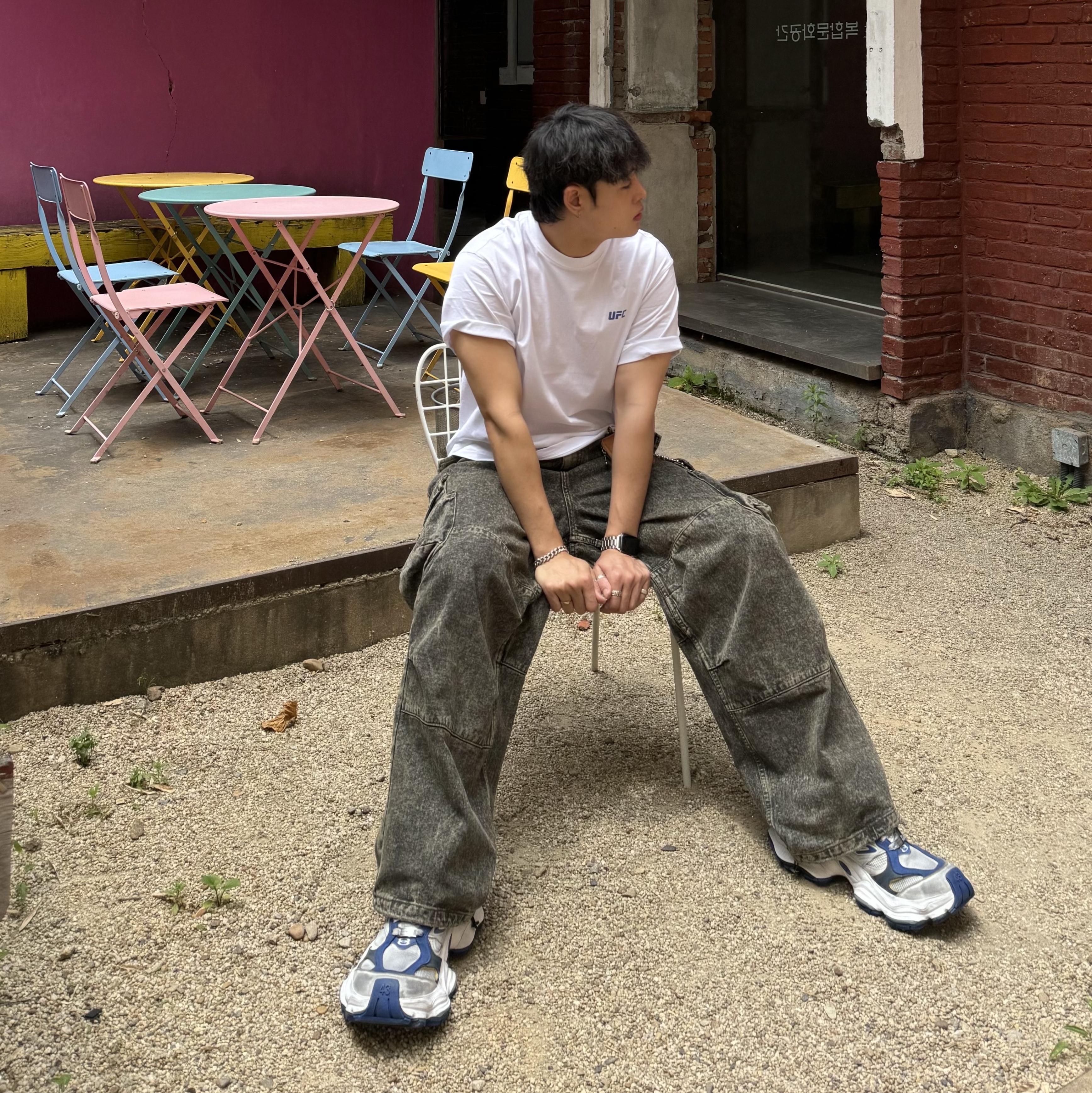 Balenciaga Cargo Sneakers Grey White Blue 착용 스타일 - 1