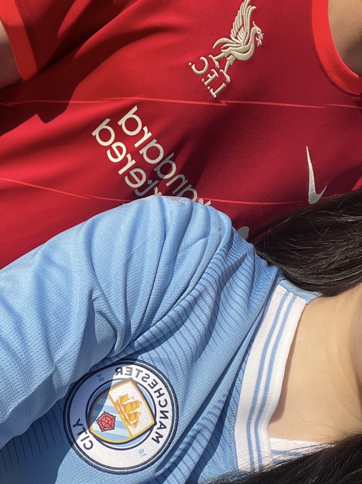 Nike Liverpool FC 2021/22 Dri-Fit Stadium Home Jersey Gym Red (Non Marking Ver.), Puma Manchester City 2023/24 Home Jersey Team Light Blue (Non Marking Ver.) 착용 스타일