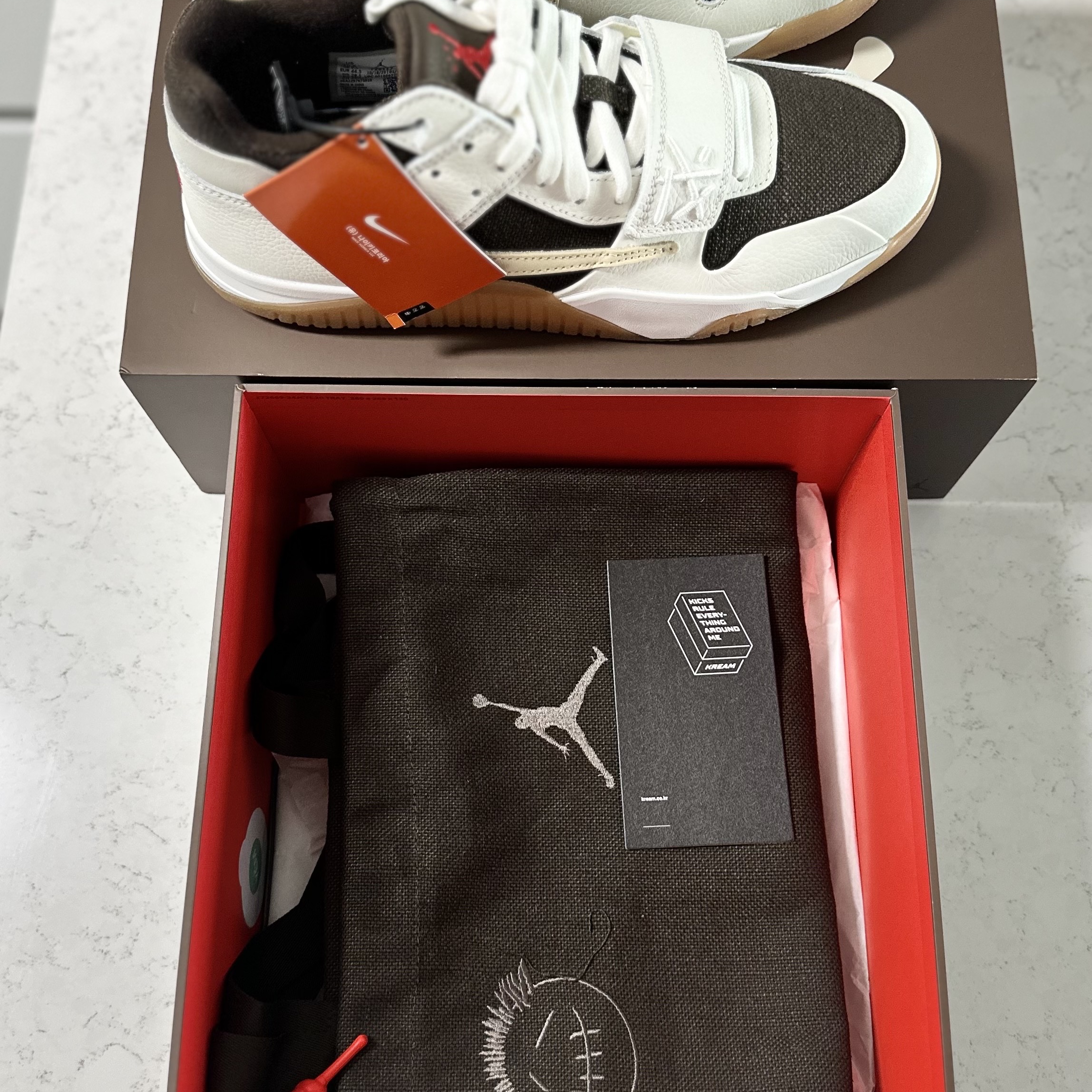 Jordan x Travis Scott Jumpman Jack TR Sail and Dark Mocha 착용 스타일 - 3
