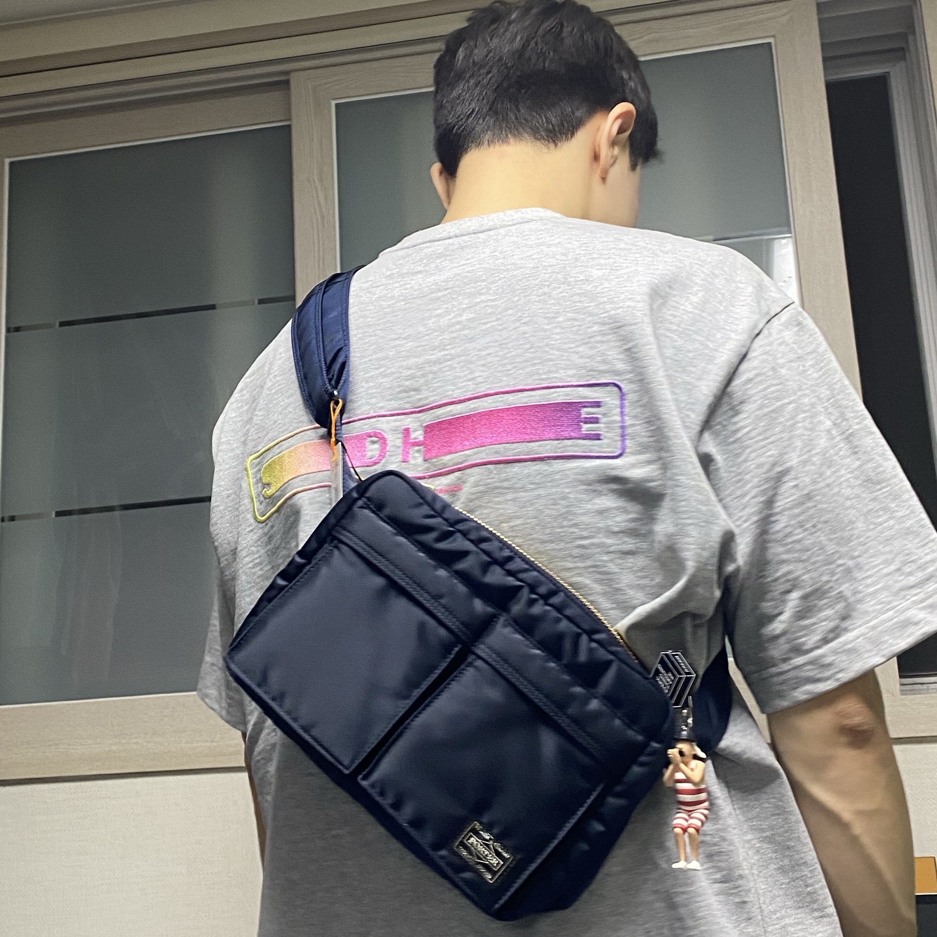 Porter Tanker Shoulder Bag S Iron Blue 착용 스타일