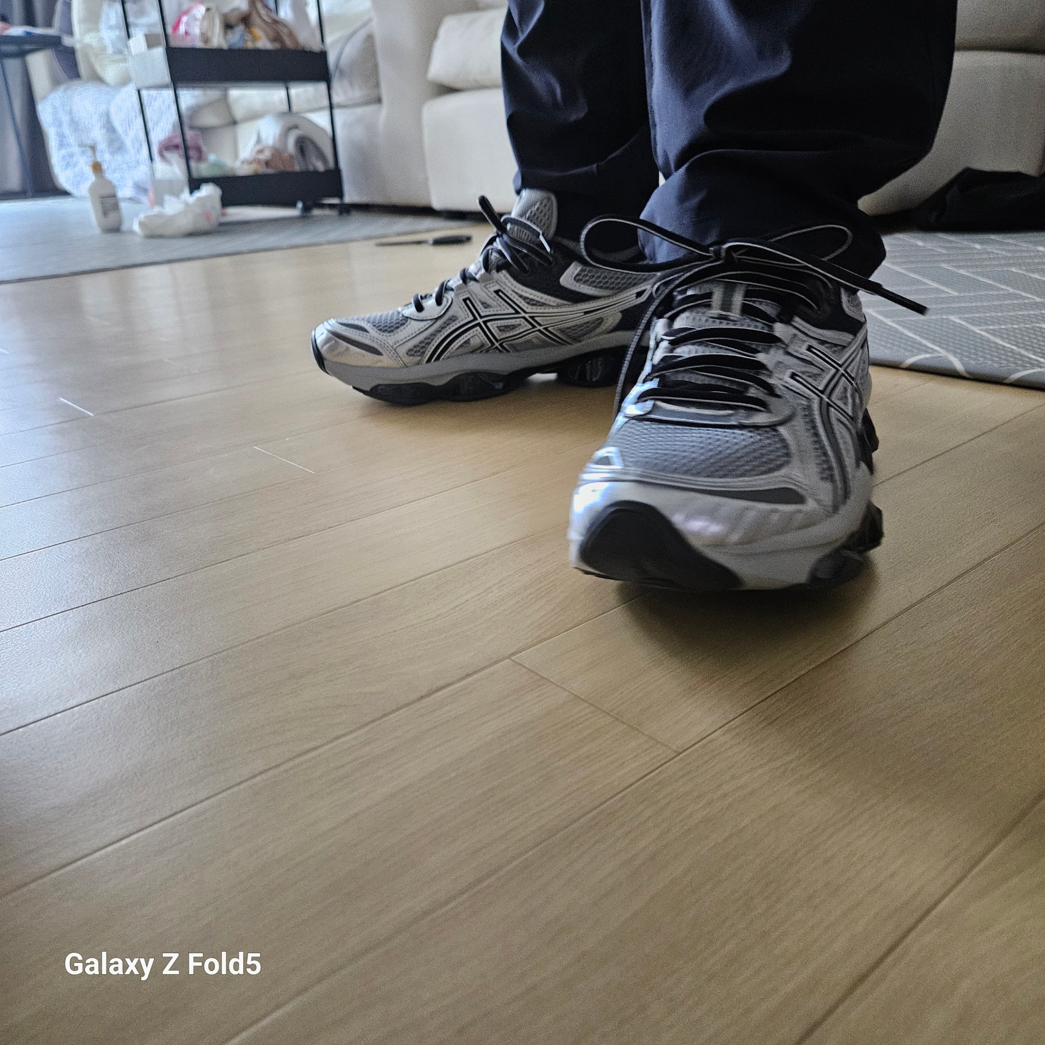 Asics Gel-Quantum Kinetic Mid Grey Pure Silver 착용 스타일 - 3