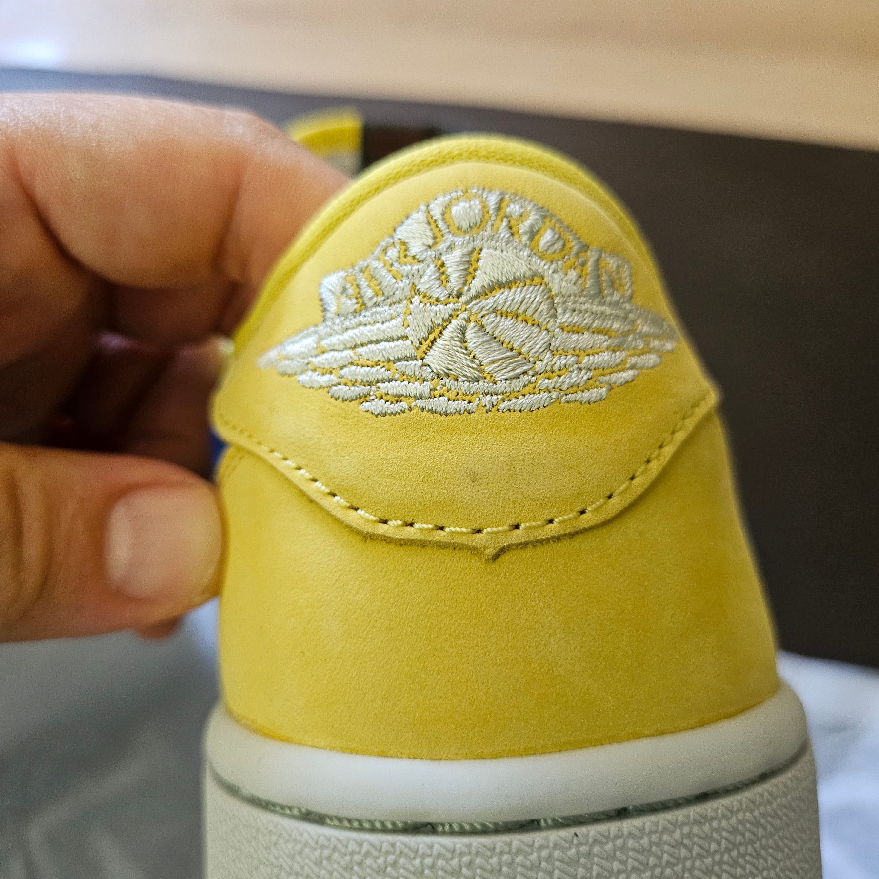(W) Jordan 1 x Travis Scott Retro Low OG SP Canary 착용 스타일 - 3