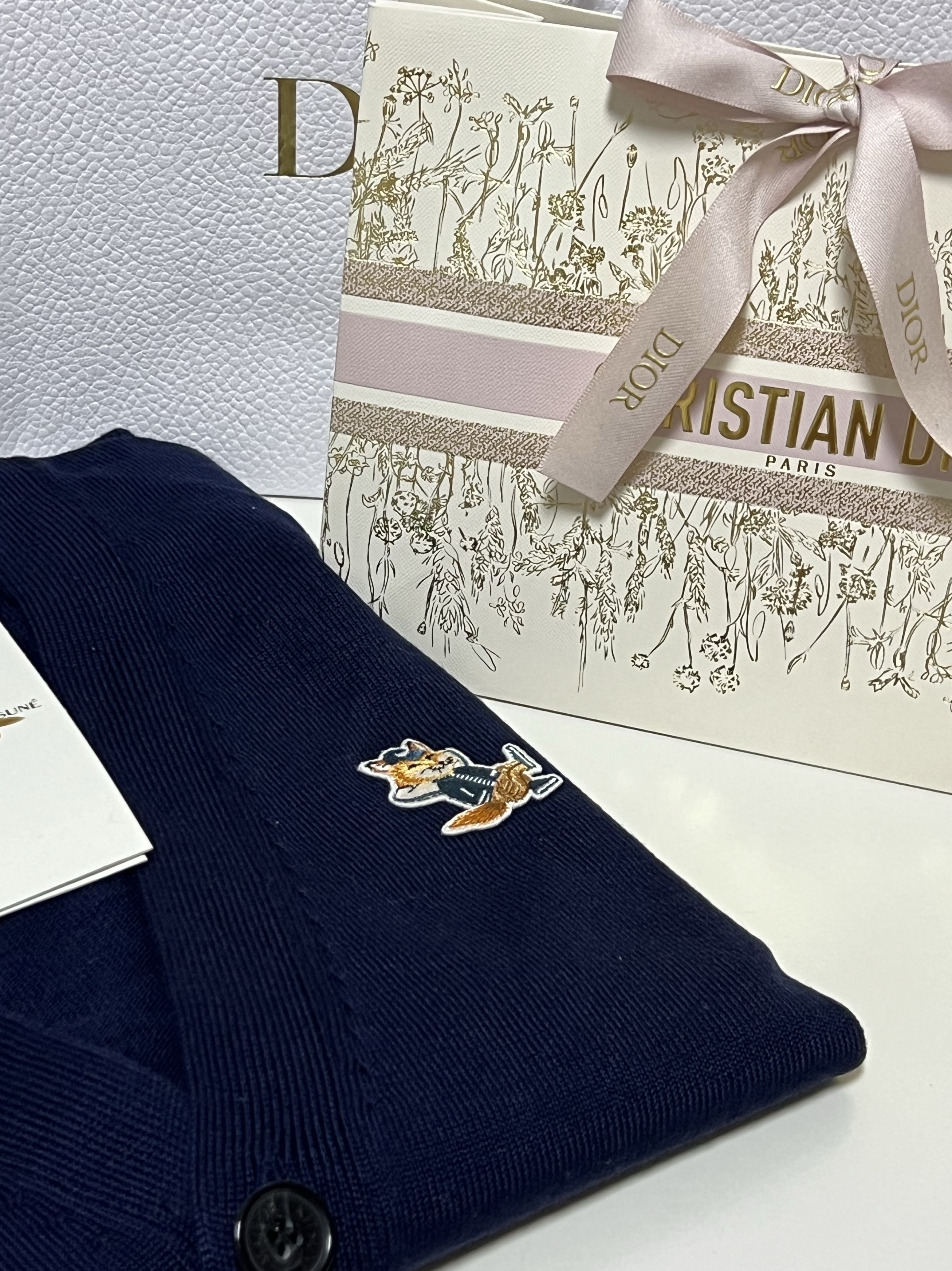 Maison Kitsune Dressed Fox Patch Relaxed Cardigan Navy, Tiffany & Co. Tiffany T Smile Pendant Small Rose Gold 착용 스타일 - 2