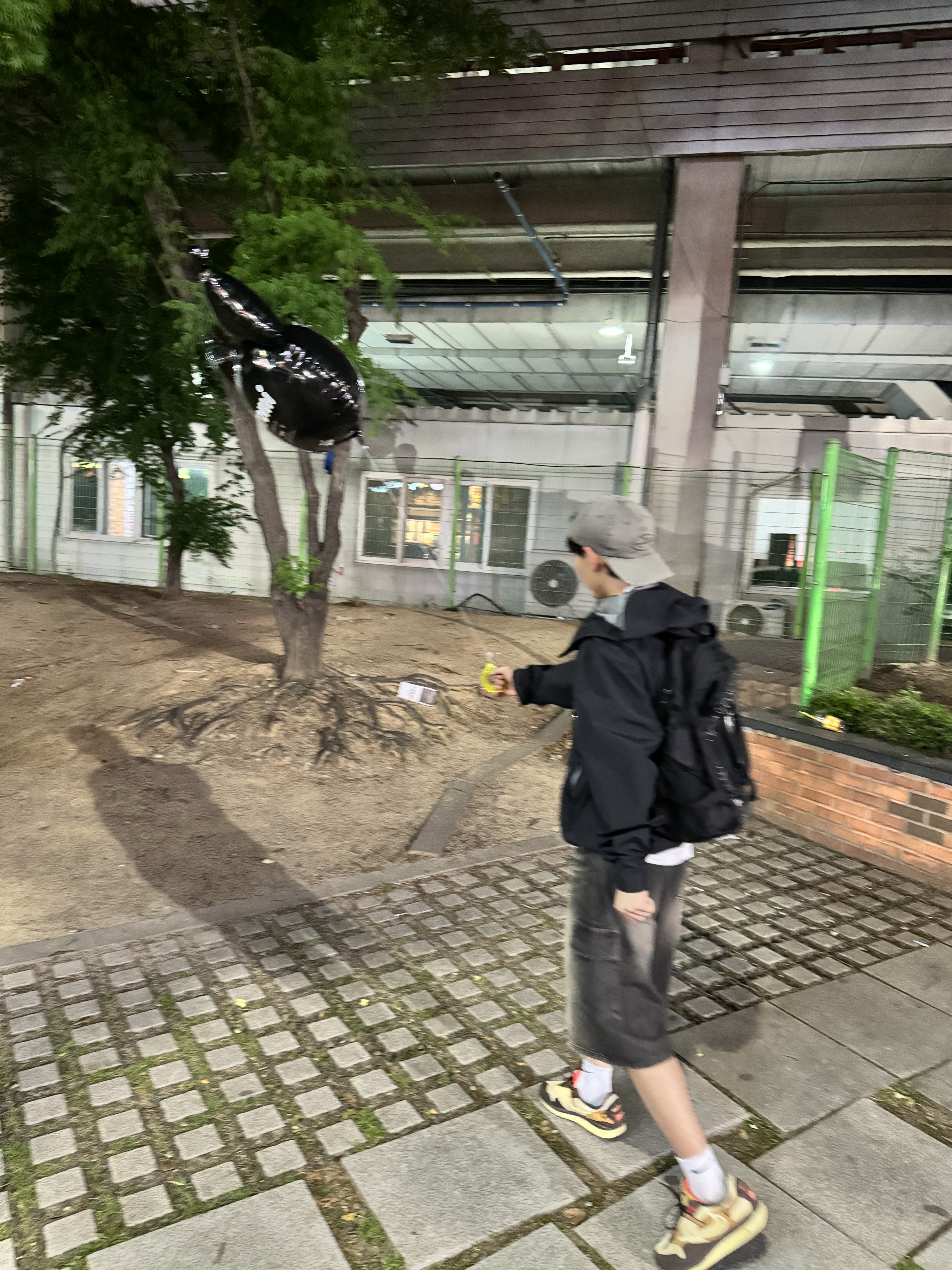 Jordan 1 Mid Light Smoke Grey Anthracite, Uniqlo UT x Kaws Long Sleeve Sweatshirt Black 착용 스타일 - 3