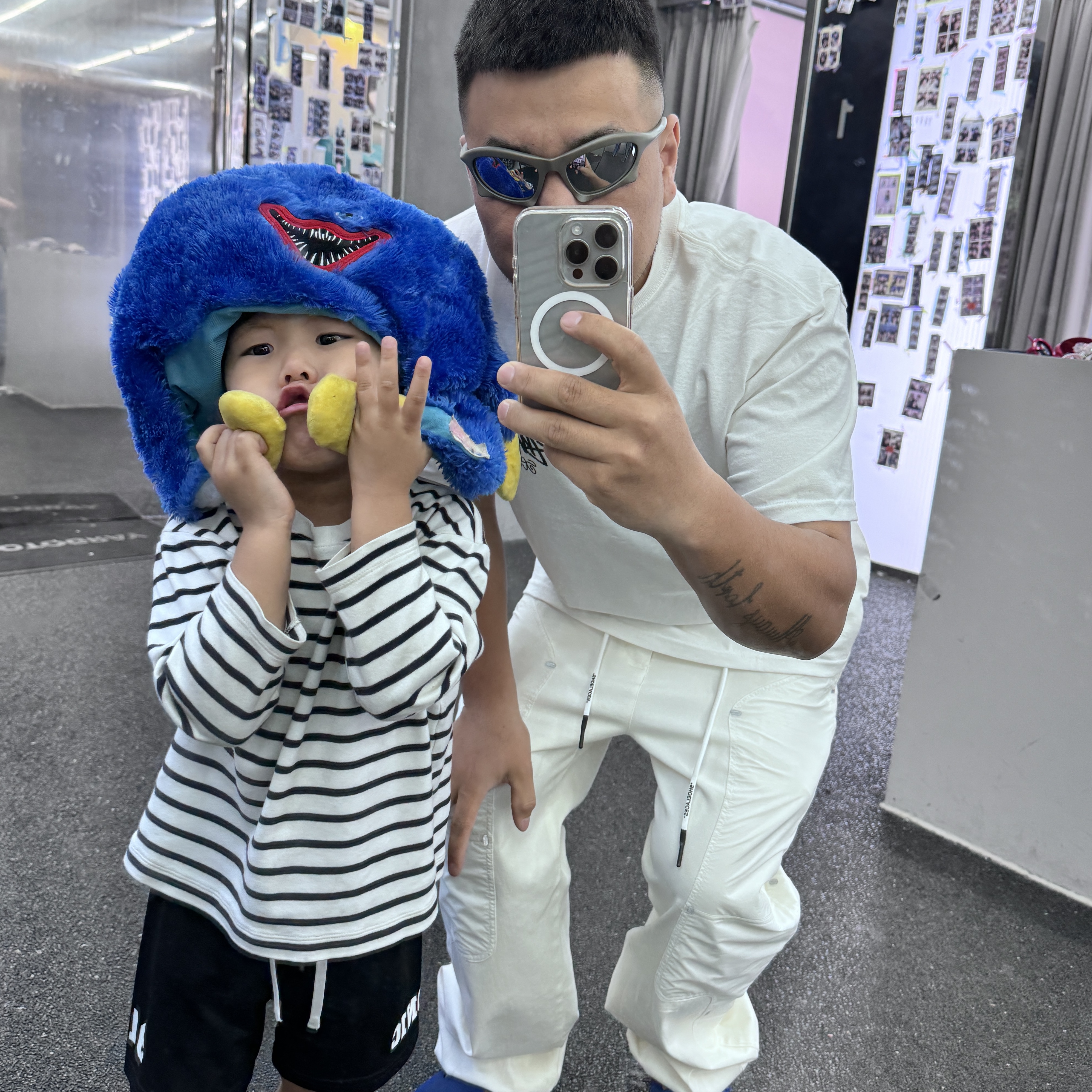 Balenciaga Bat Rectangle Sunglasses Silver, Nike x Off-White NRG Pants White 착용 스타일