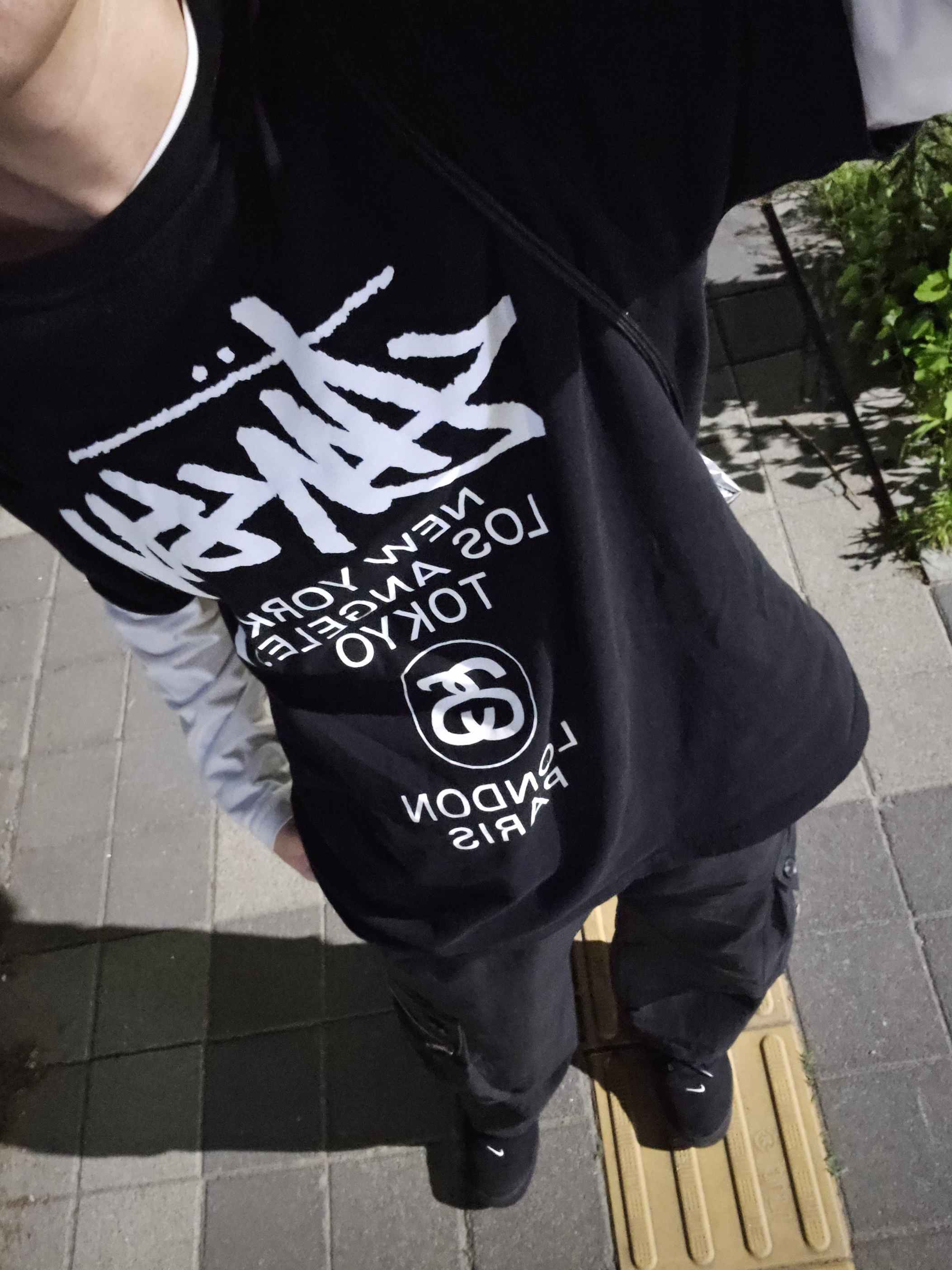 Nike x Supreme SB Darwin Low Black, Stussy World Tour T-Shirt Black 착용 스타일