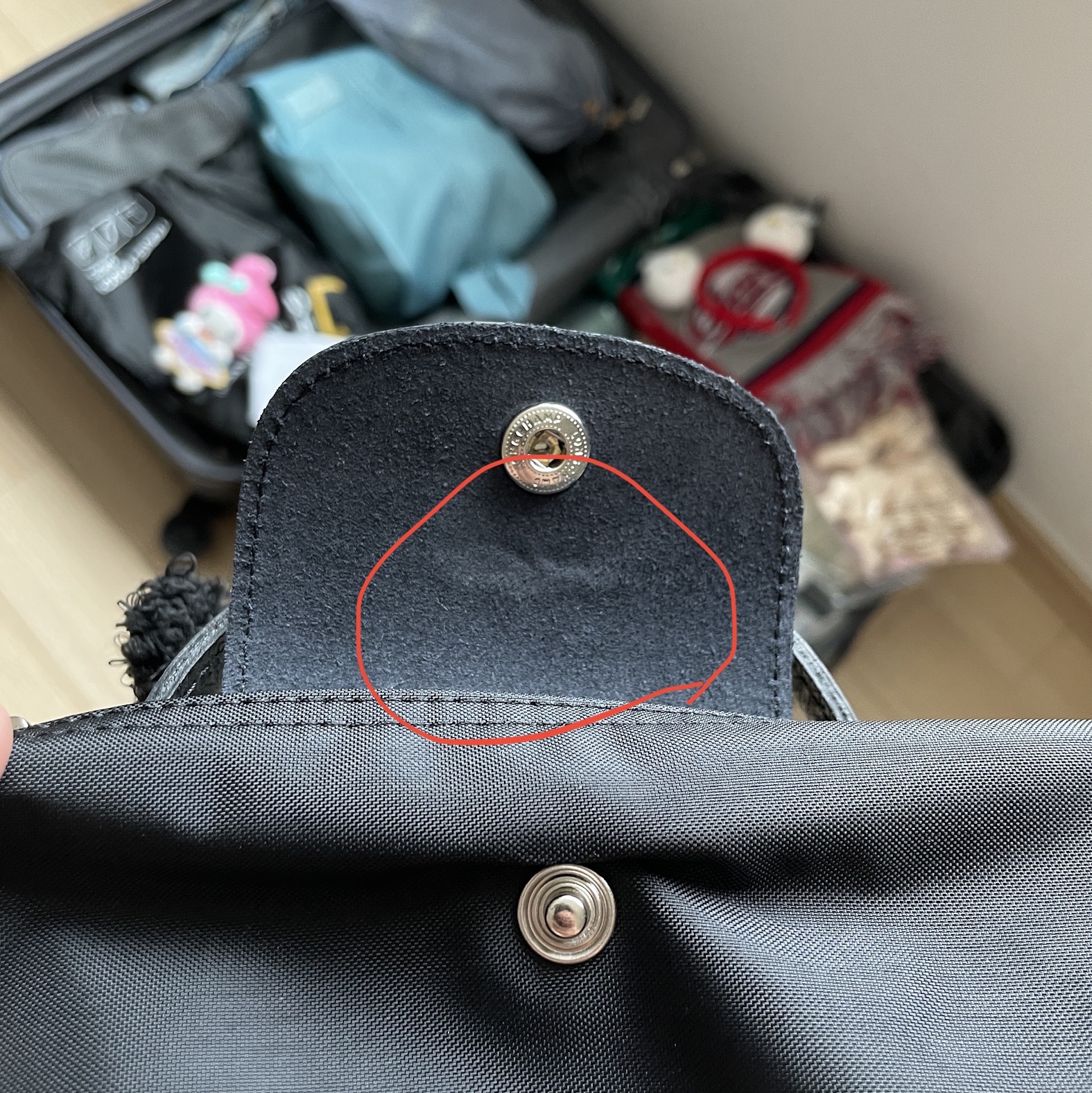 Longchamp Le Pliage Green Handle Pouch Black 착용 스타일 - 2