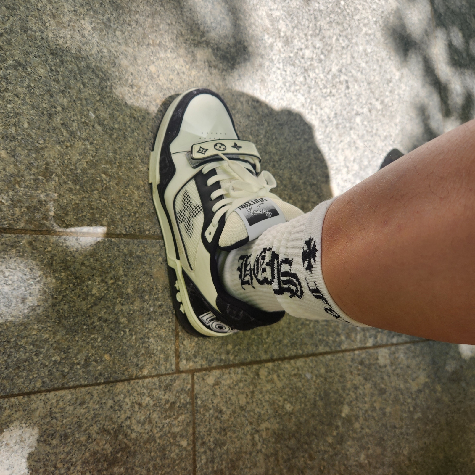 Louis Vuitton LV Trainer Sneakers White Green, Louis Vuitton LV Trainer Sneakers Black 착용 스타일 - 5
