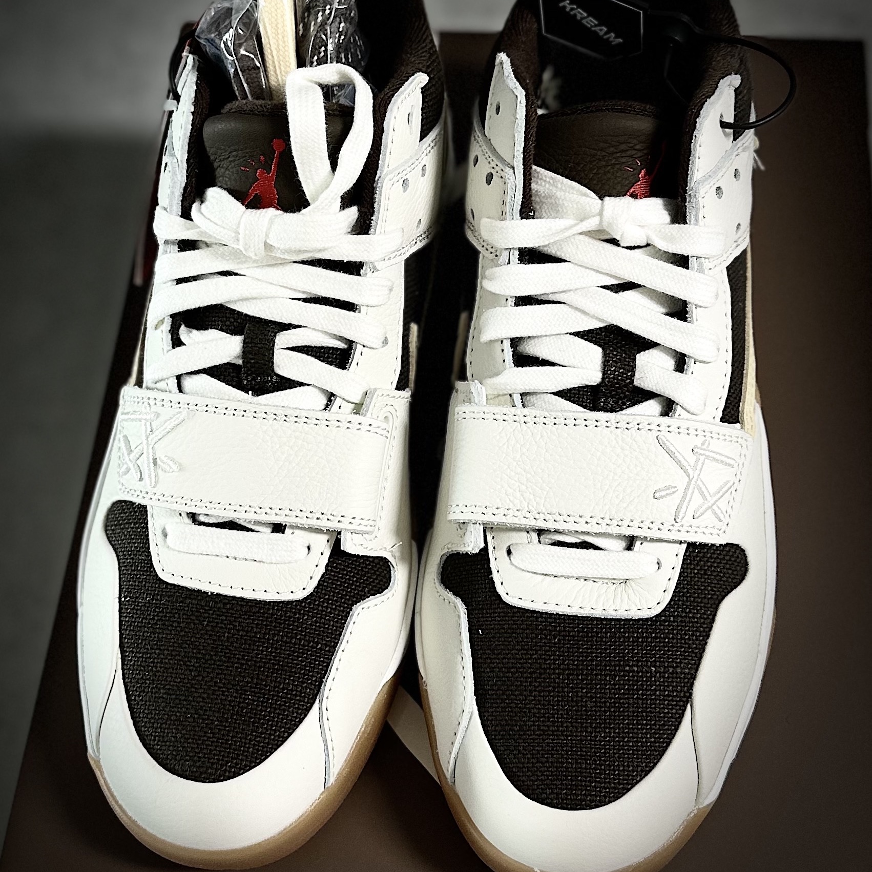 Jordan x Travis Scott Jumpman Jack TR Sail and Dark Mocha 착용 스타일 - 8