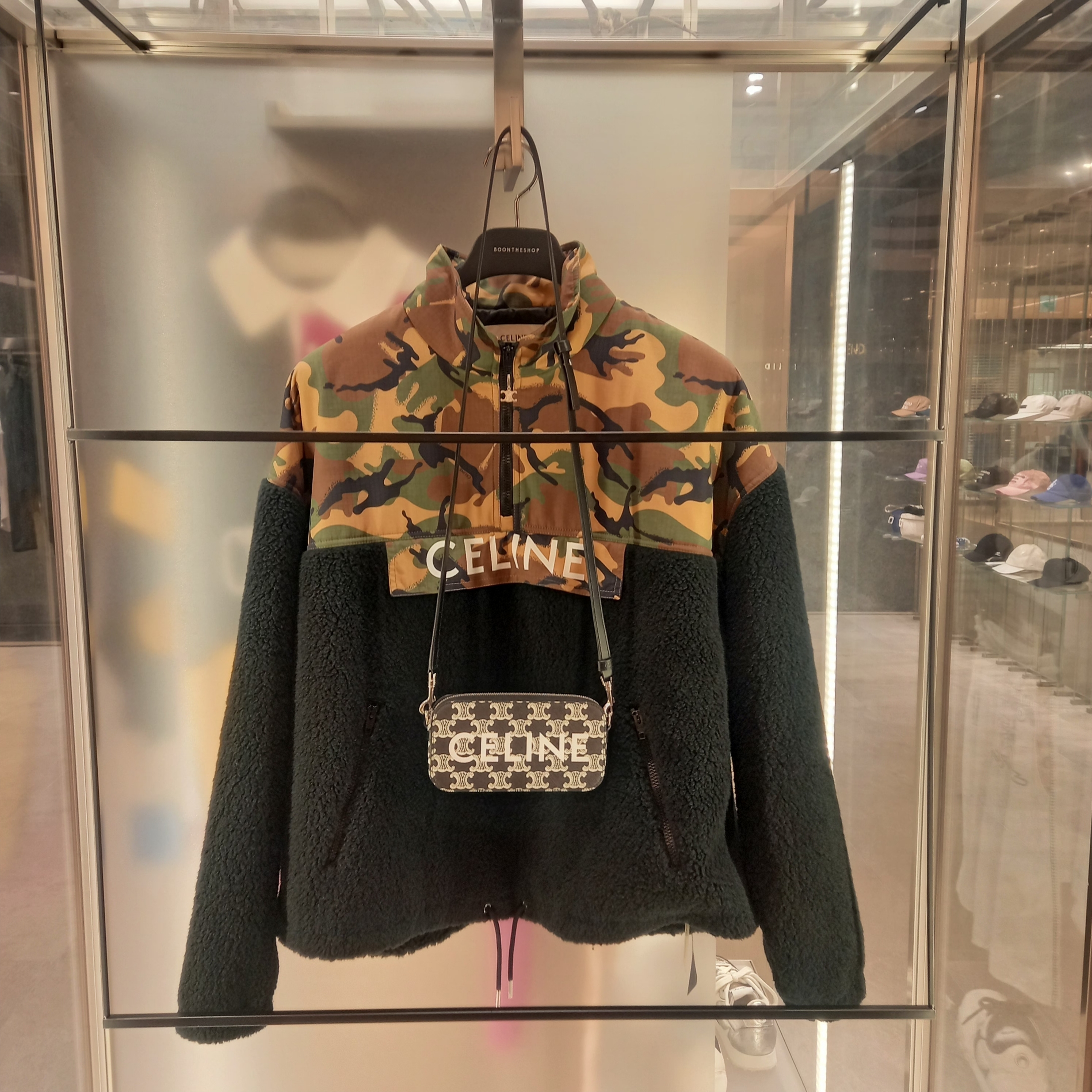 Gucci Silver Necklace With Interlocking G Silver Aged Finish, Celine Medium Messenger Bag in Triomphe Canvas with Celine Print Black 착용 스타일 - 8