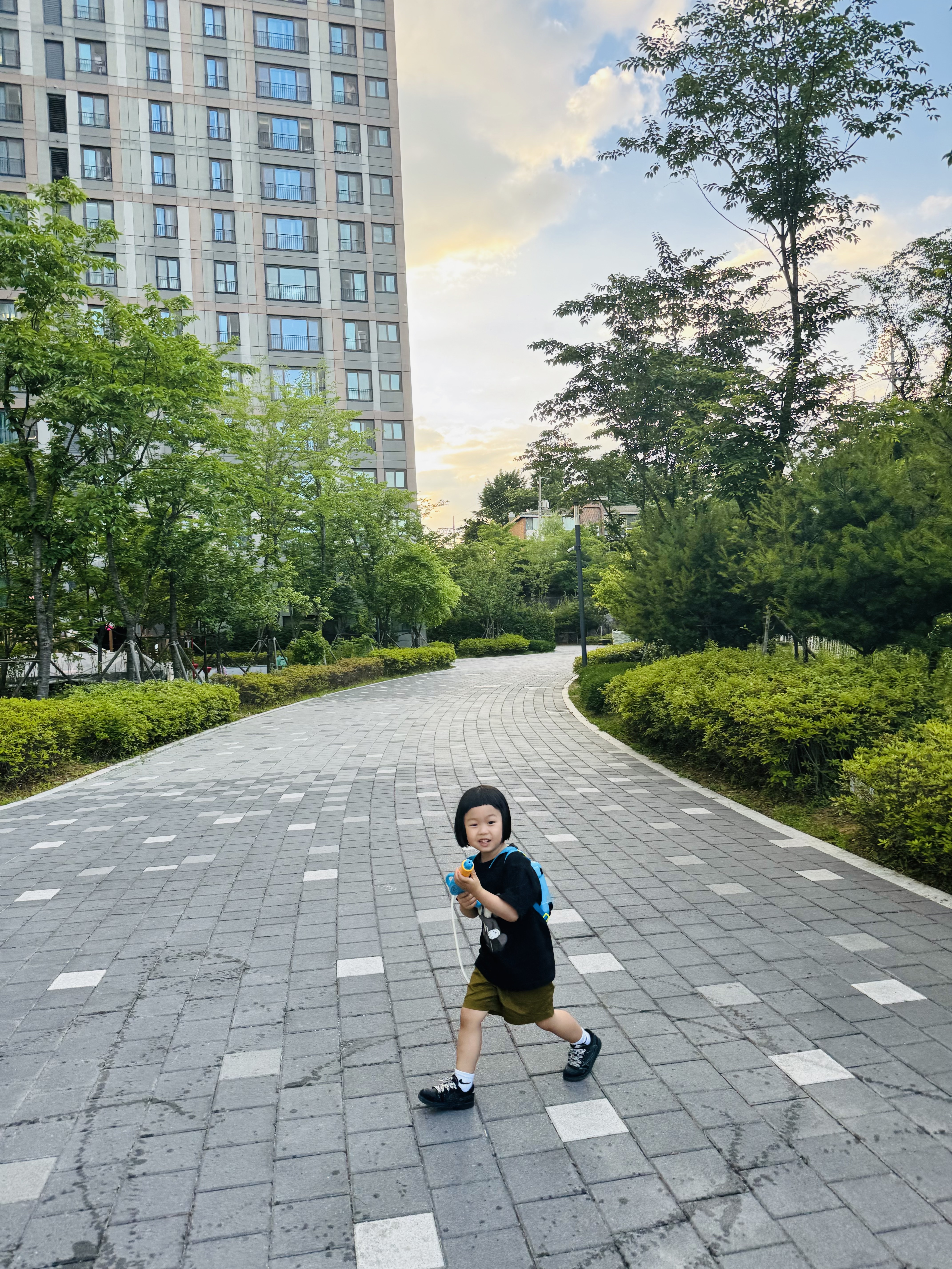 (Kids) Uniqlo UT x Kaws Short Sleeve Graphic T-Shirt Black, (TD) Jordan 1 x Travis Scott Retro Low OG SP Black Phantom 착용 스타일 - 1