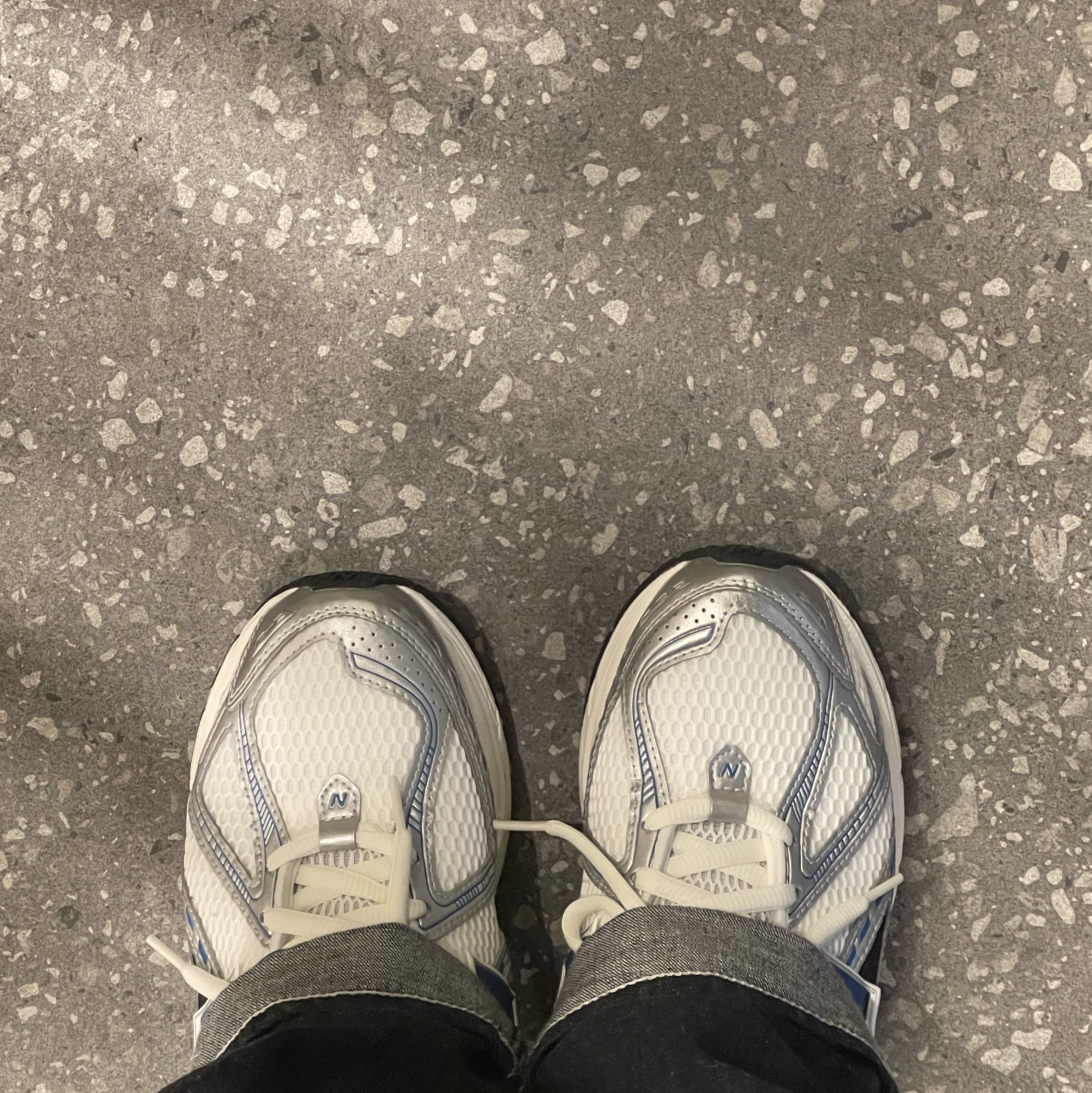 New Balance 1906R Silver Metallic Blue 착용 스타일 - 2