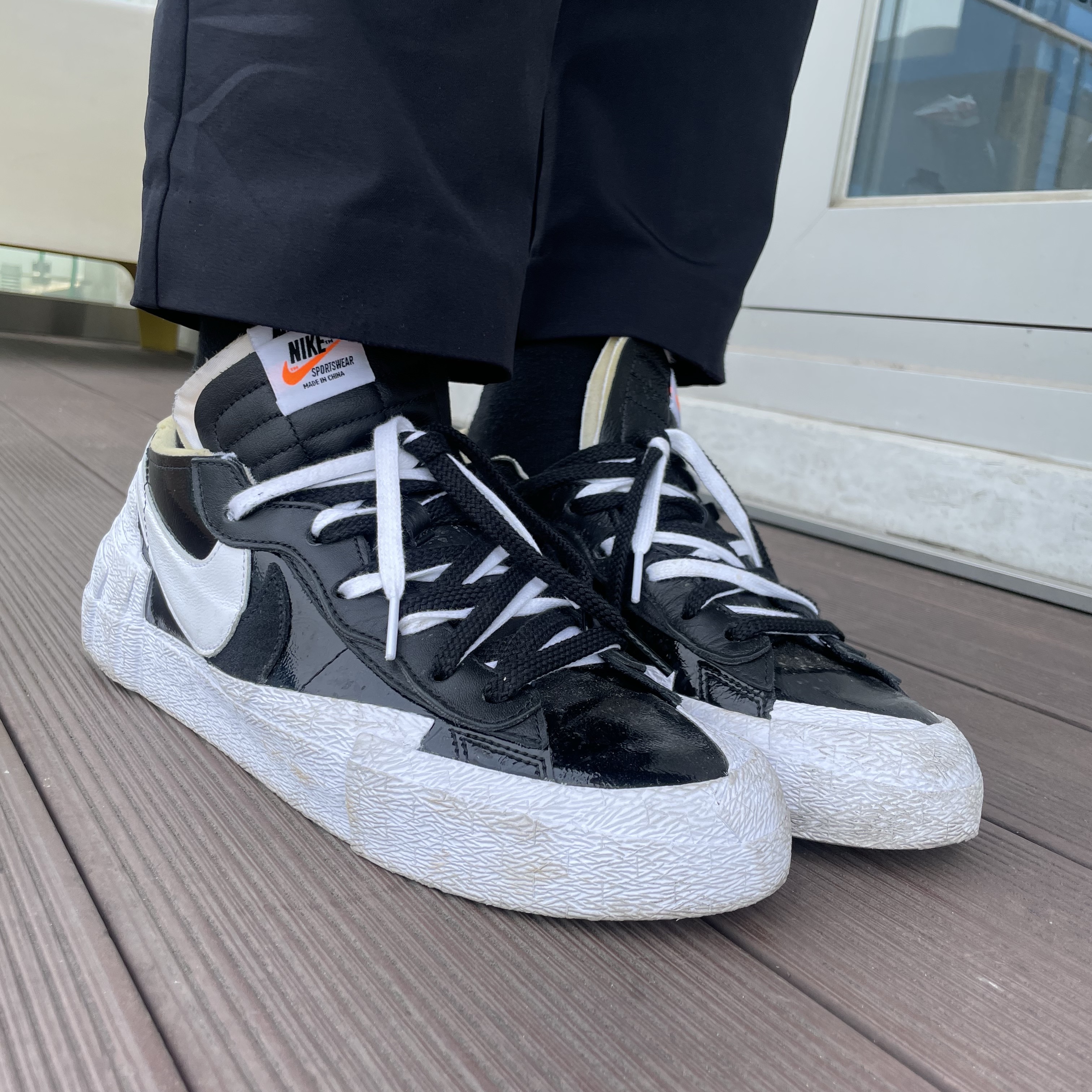 Nike x Sacai Blazer Low Black Patent Leather 착용 스타일 - 2