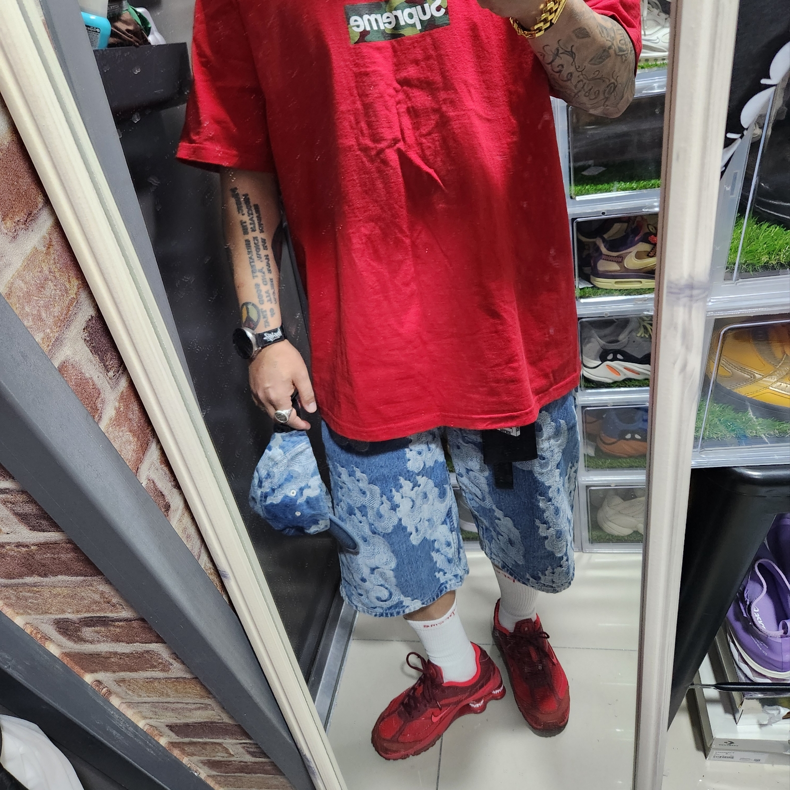 Supreme Box Logo T-Shirt Red - 23FW, Supreme Flames Jacquard Baggy Denim Shorts Washed Indigo - 23SS 착용 스타일 - 3