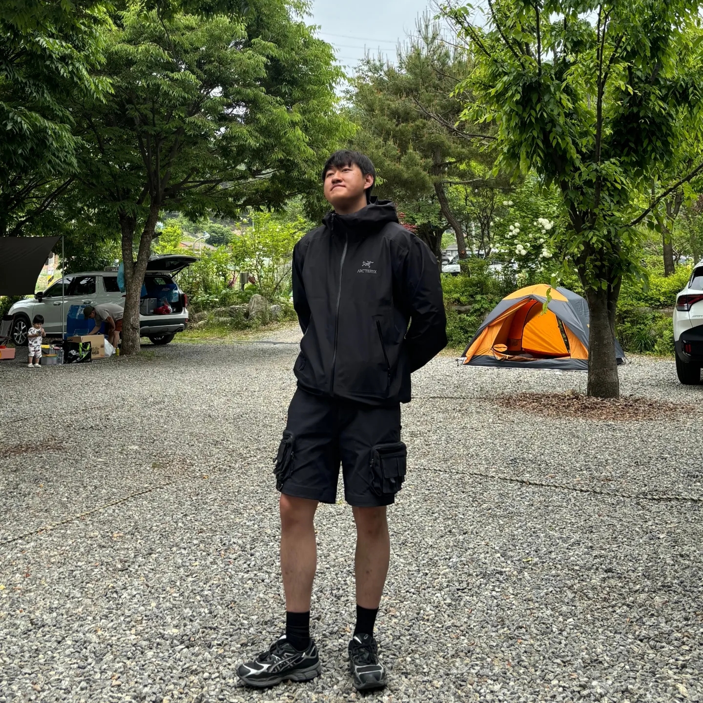 Arc'teryx Beta LT Jacket Black, Asics Gel-NYC Graphite Grey Black 착용 스타일