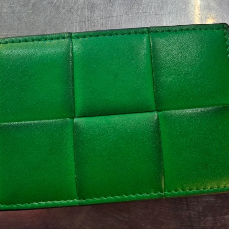 Bottega Veneta Credit Card Case Calfskin Parakeet 착용 스타일