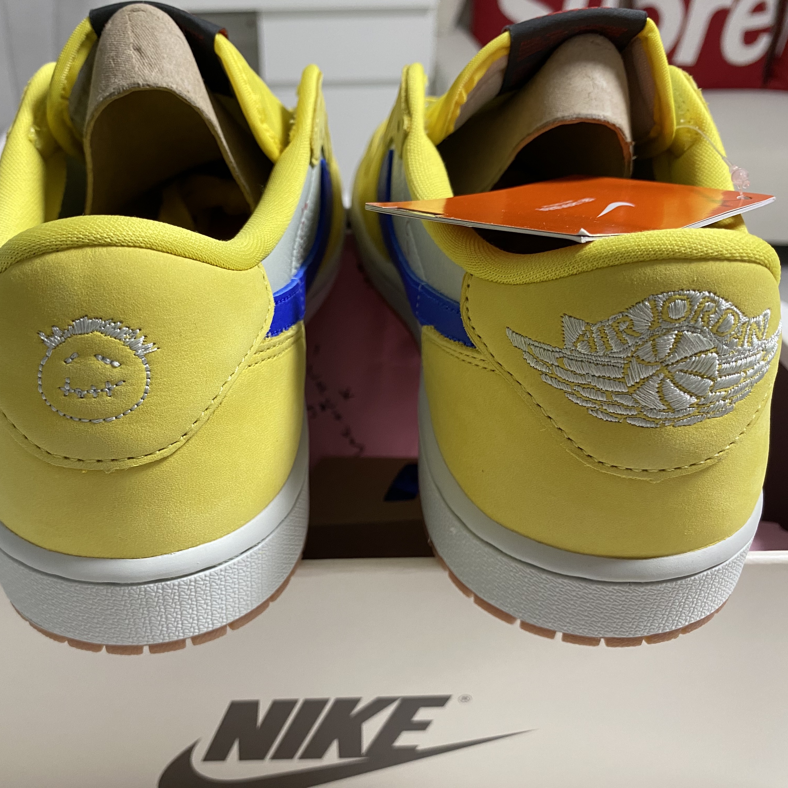 (W) Jordan 1 x Travis Scott Retro Low OG SP Canary 착용 스타일 - 2