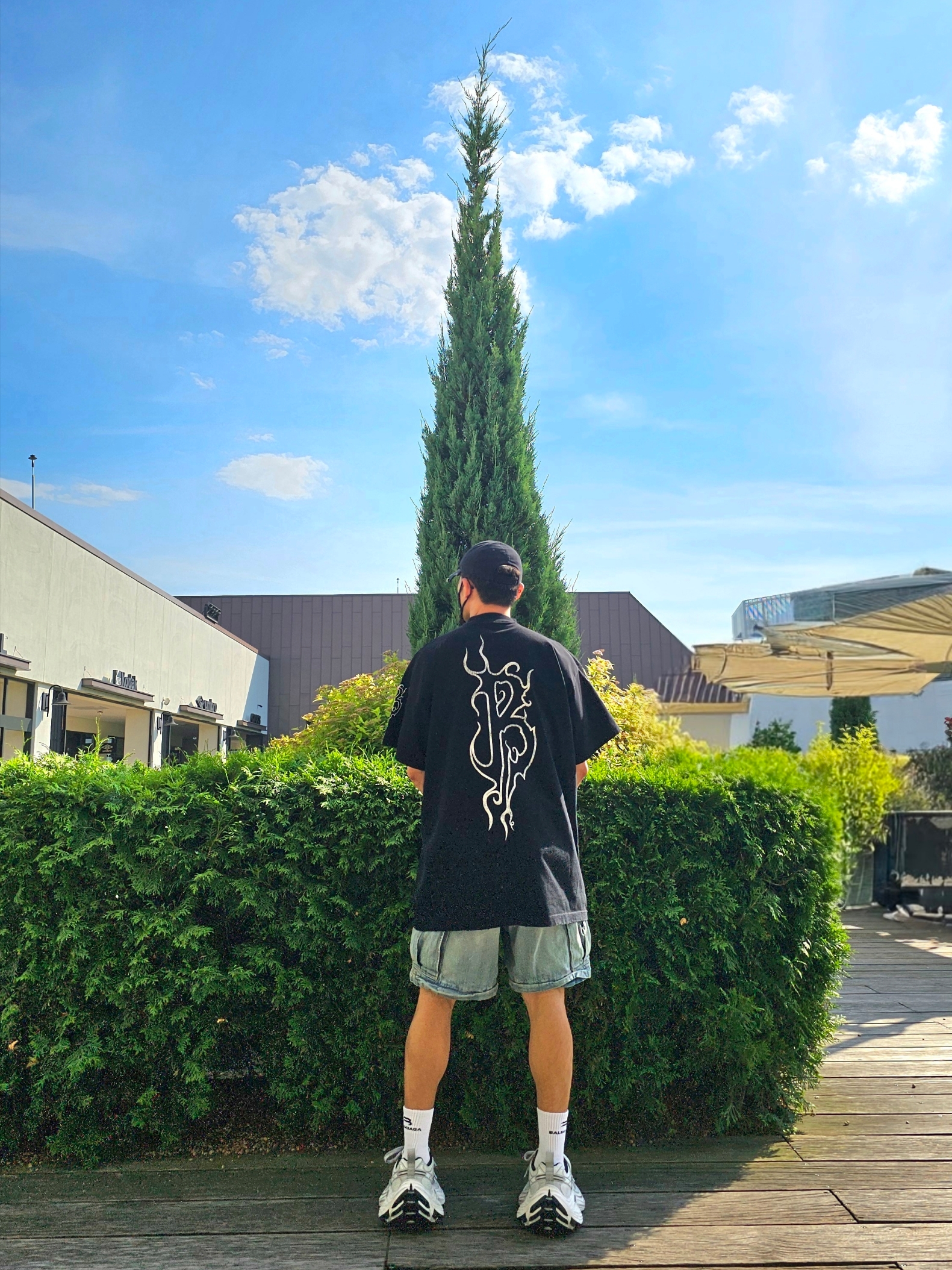 Balenciaga DIY Metal Outline Cap in Black, (W) Balenciaga Cargo Boyfriend Jeans Blue 착용 스타일 - 4