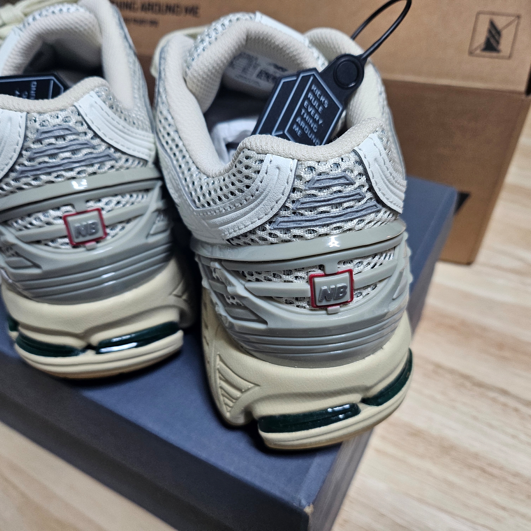 New Balance 1906R Silver Green 착용 스타일 - 2