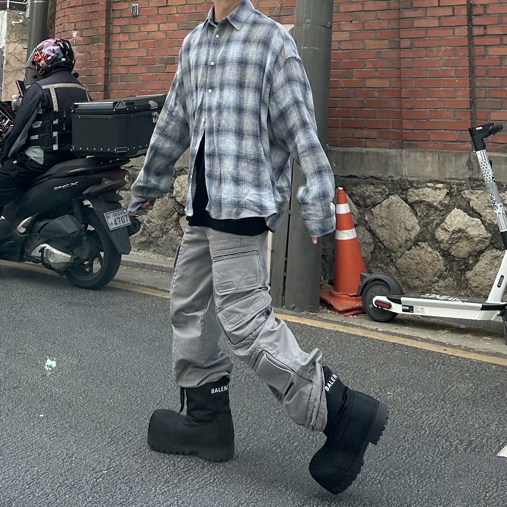 Nonnod Flexible String Check Shirt Japanese Linen Blue, Farfromwhat Far Washed Cargo Pants Gray 착용 스타일 - 4