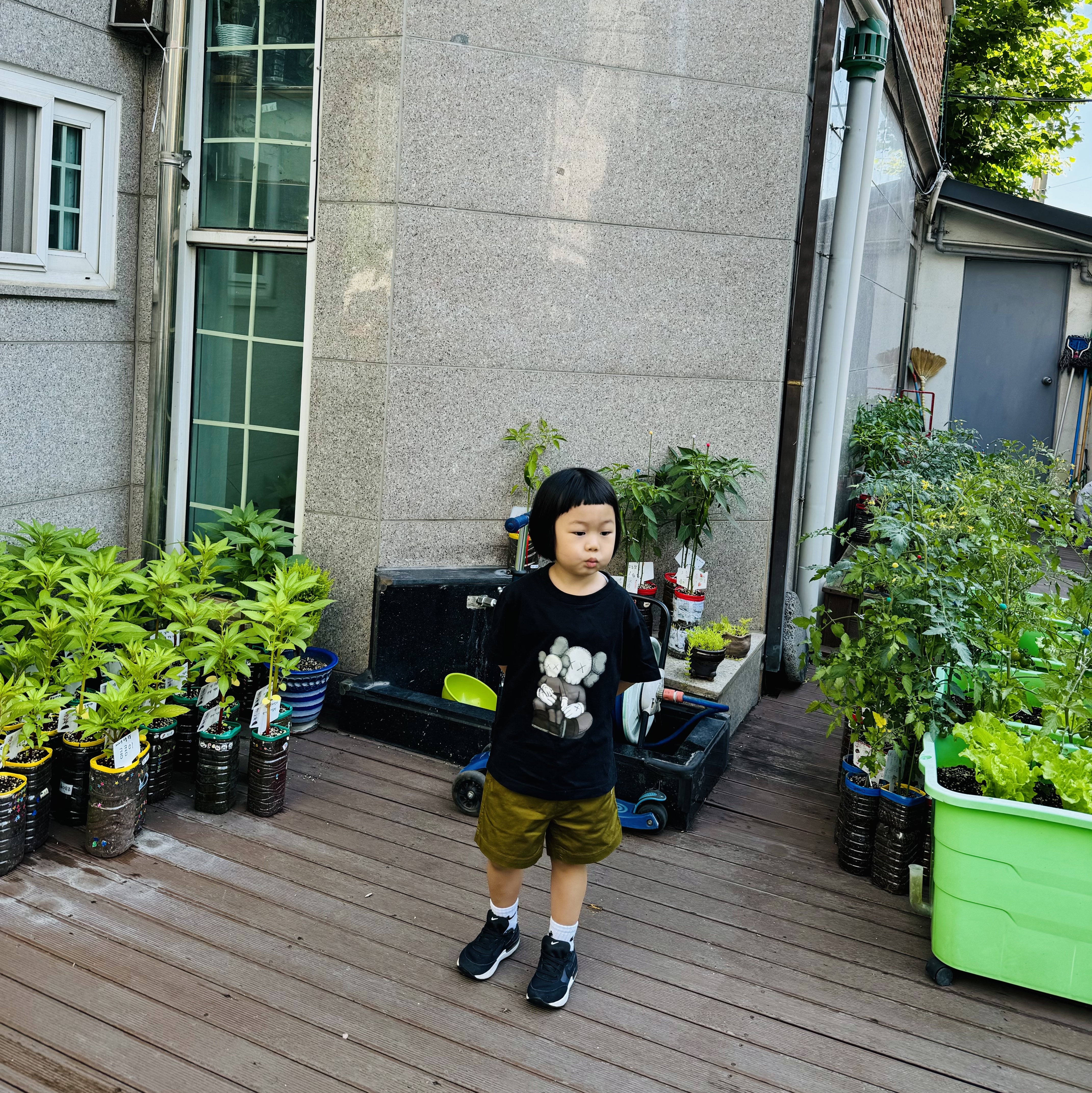 (Kids) Uniqlo UT x Kaws Short Sleeve Graphic T-Shirt Black, (TD) Nike Waffle One Black 착용 스타일 - 2