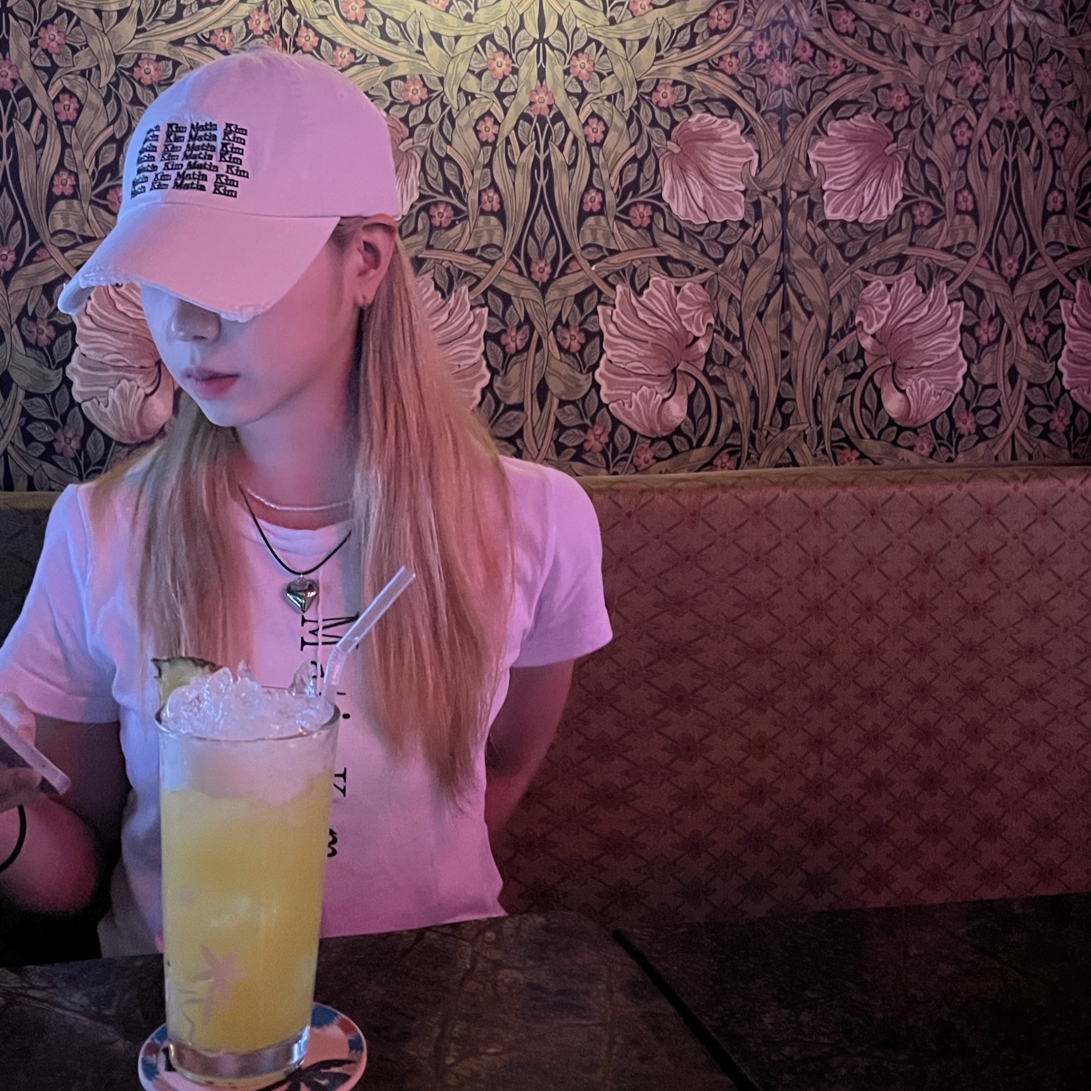 (W) Matin Kim Pintuck Logo Crop Top White, Matin Kim Lettering Washed Ball Cap Ivory 착용 스타일