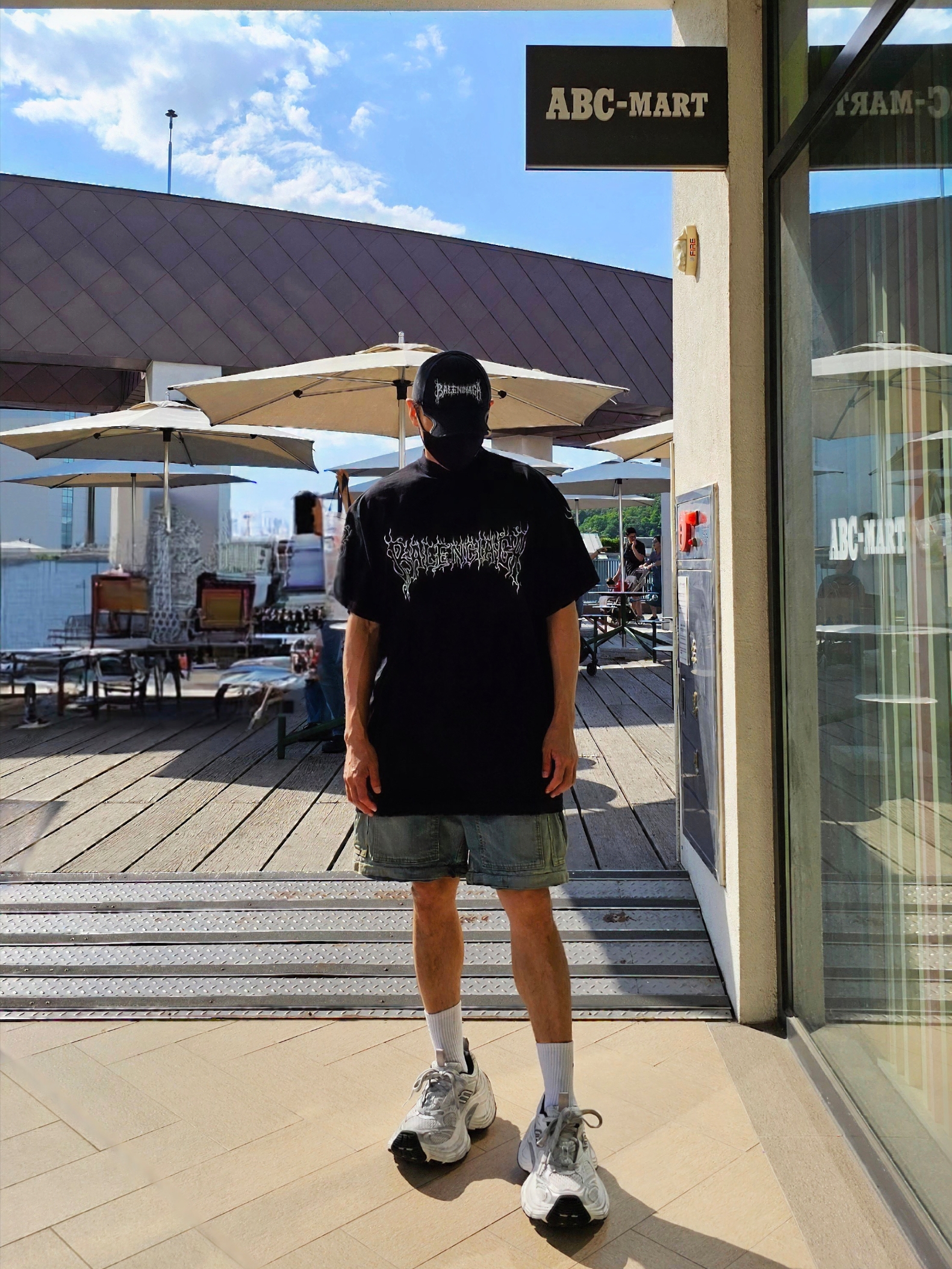 Balenciaga DIY Metal Outline Cap in Black, (W) Balenciaga Cargo Boyfriend Jeans Blue 착용 스타일 - 2